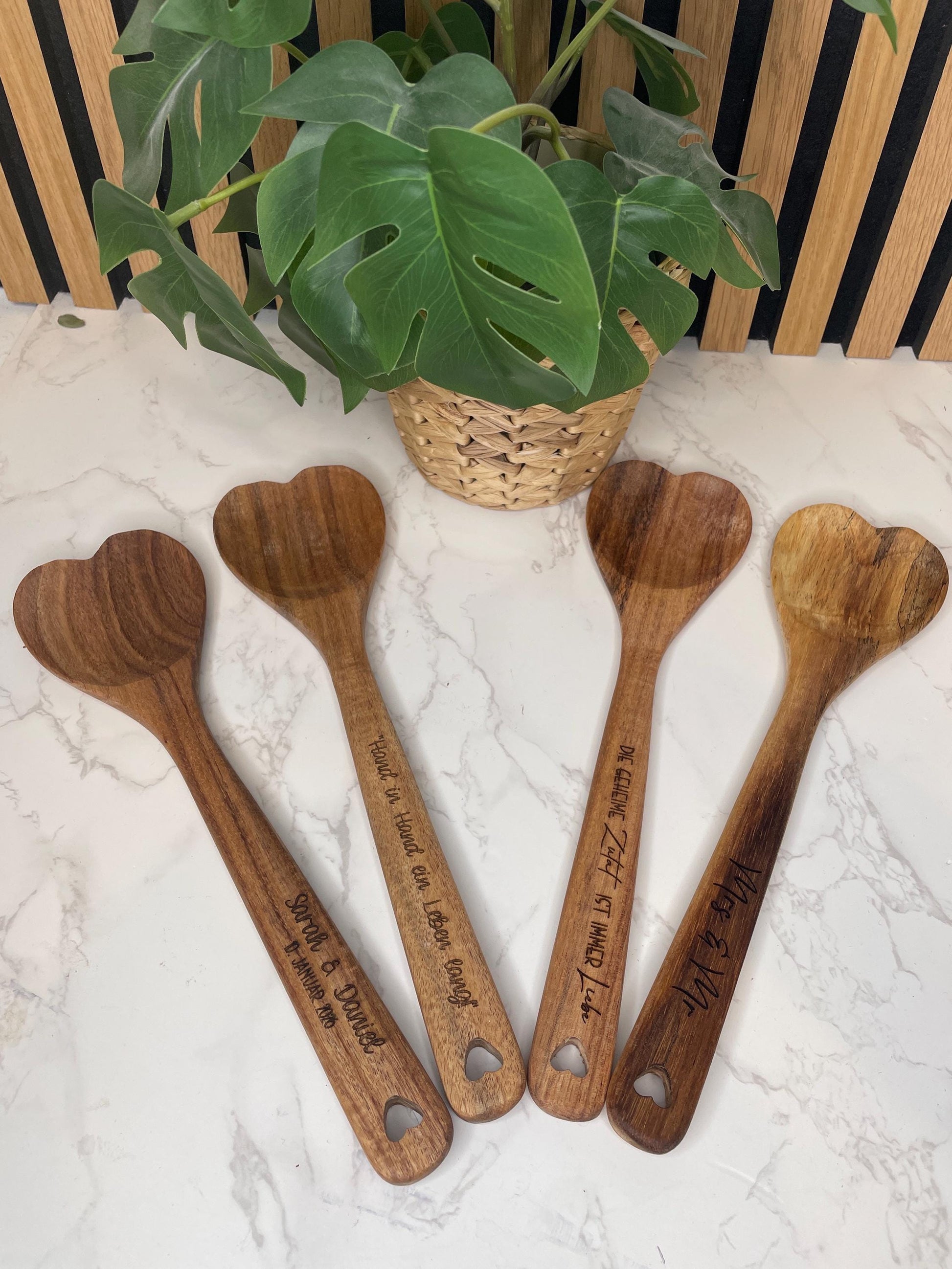 Personalisiertes Salatbesteck aus Akazienholz als Hochzeitsgeschenk Mrs & Mr