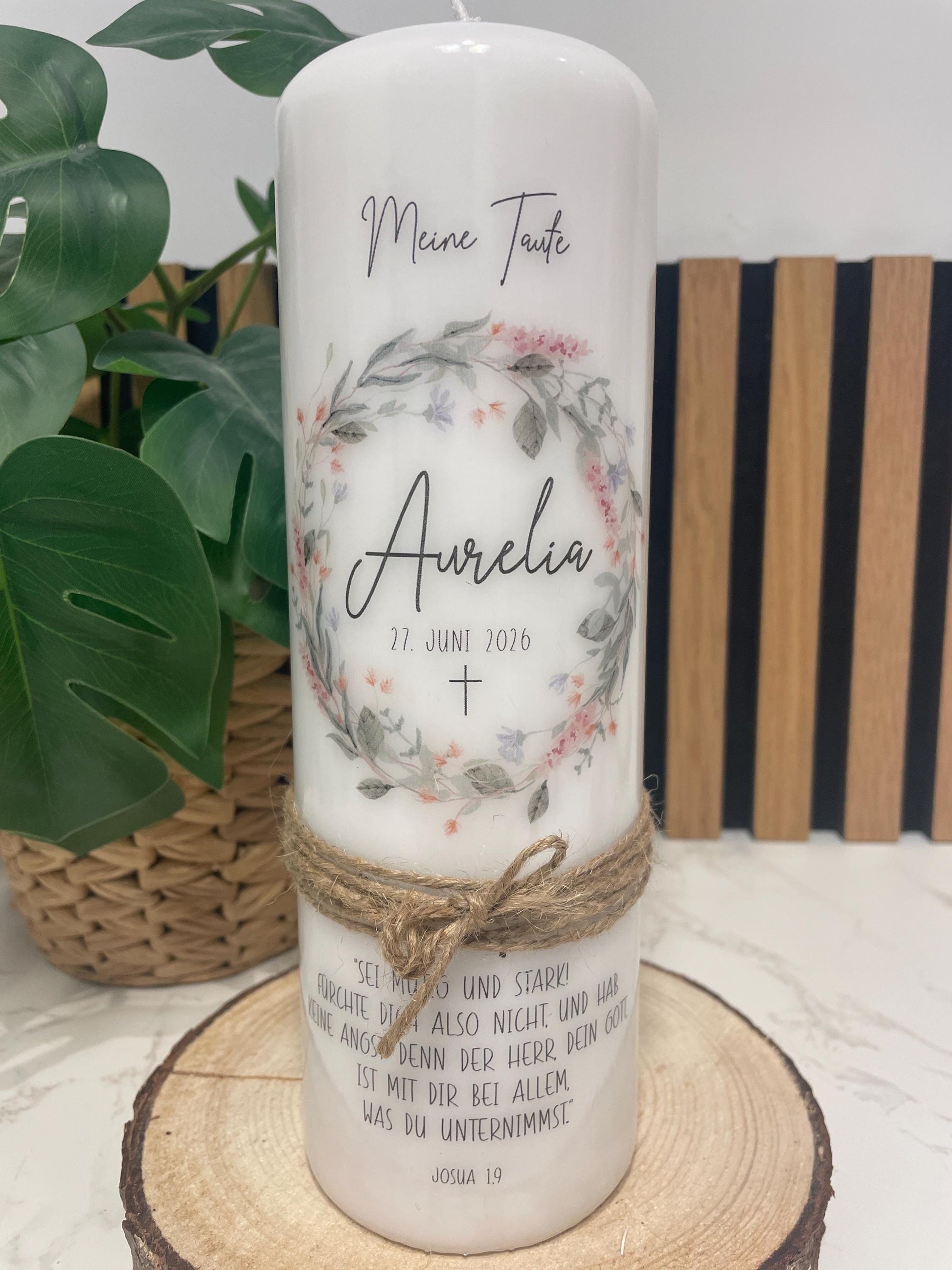 Personalisierte Taufkerze mit Blumenkranz & Bibelvers – Ein besonderes Geschenk zur Taufe