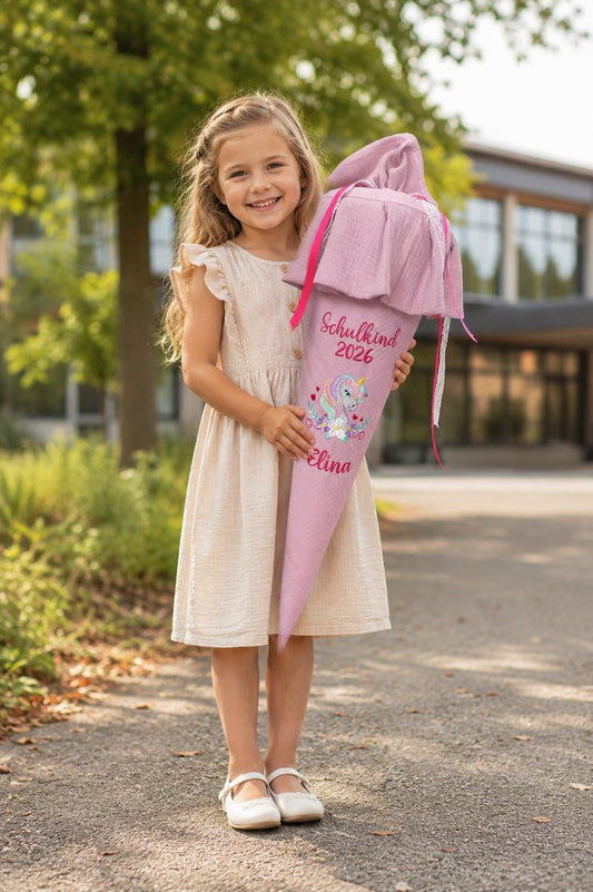 Personalisierte Schultüte aus Musselin mit Volants und Einhorn Stickerei – Schulkind