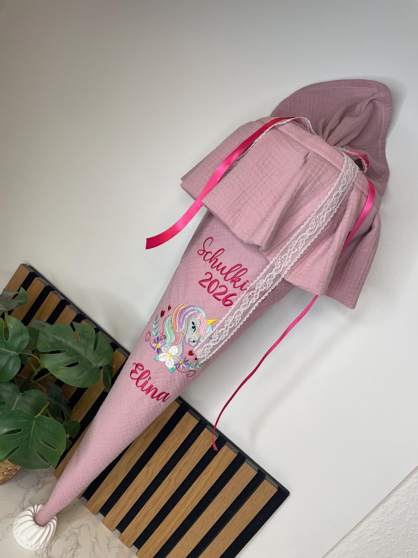 Personalisierte Schultüte aus Musselin mit Volants und Einhorn Stickerei – Schulkind