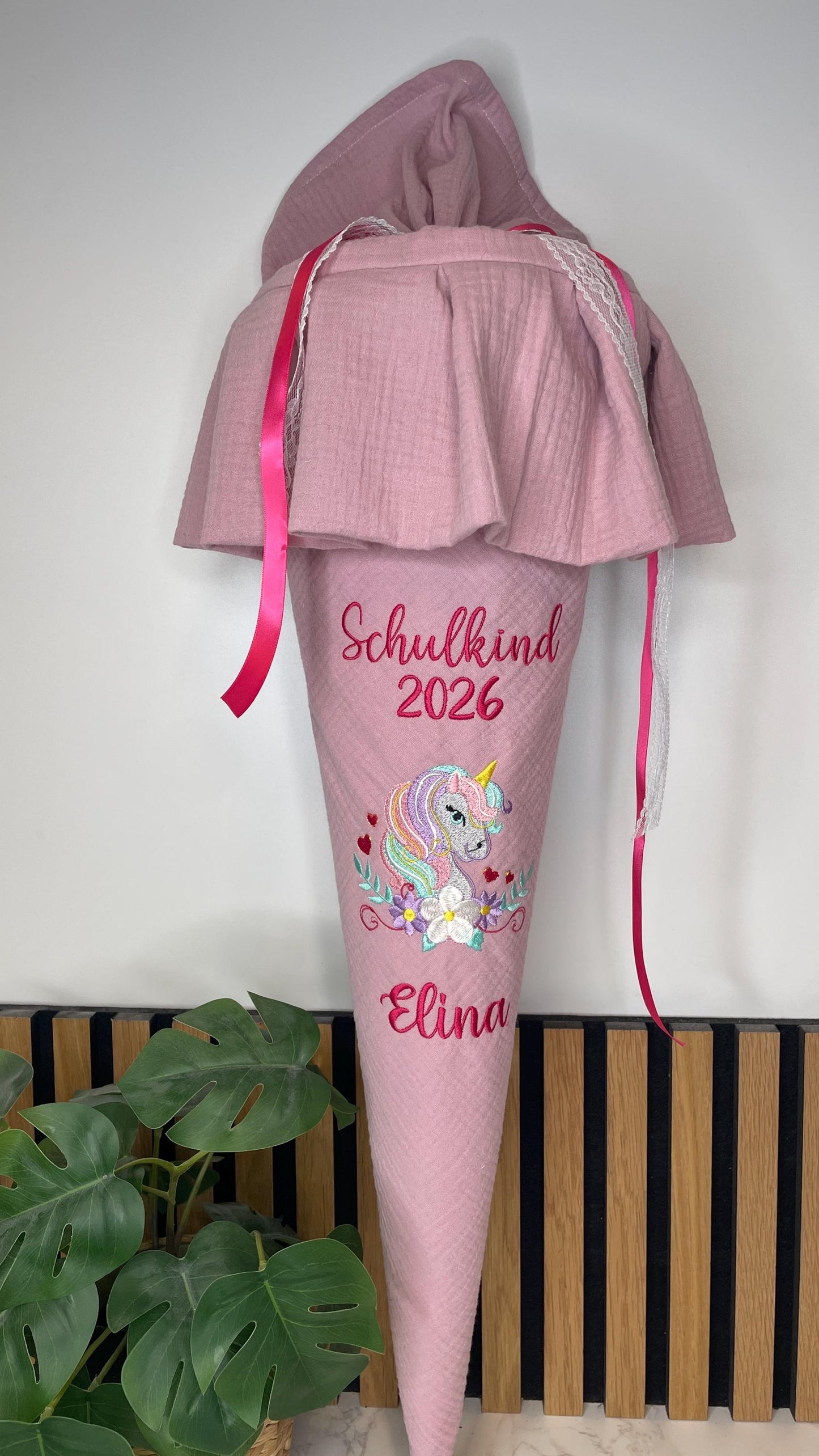 Personalisierte Schultüte aus Musselin mit Volants und Einhorn Stickerei – Schulkind