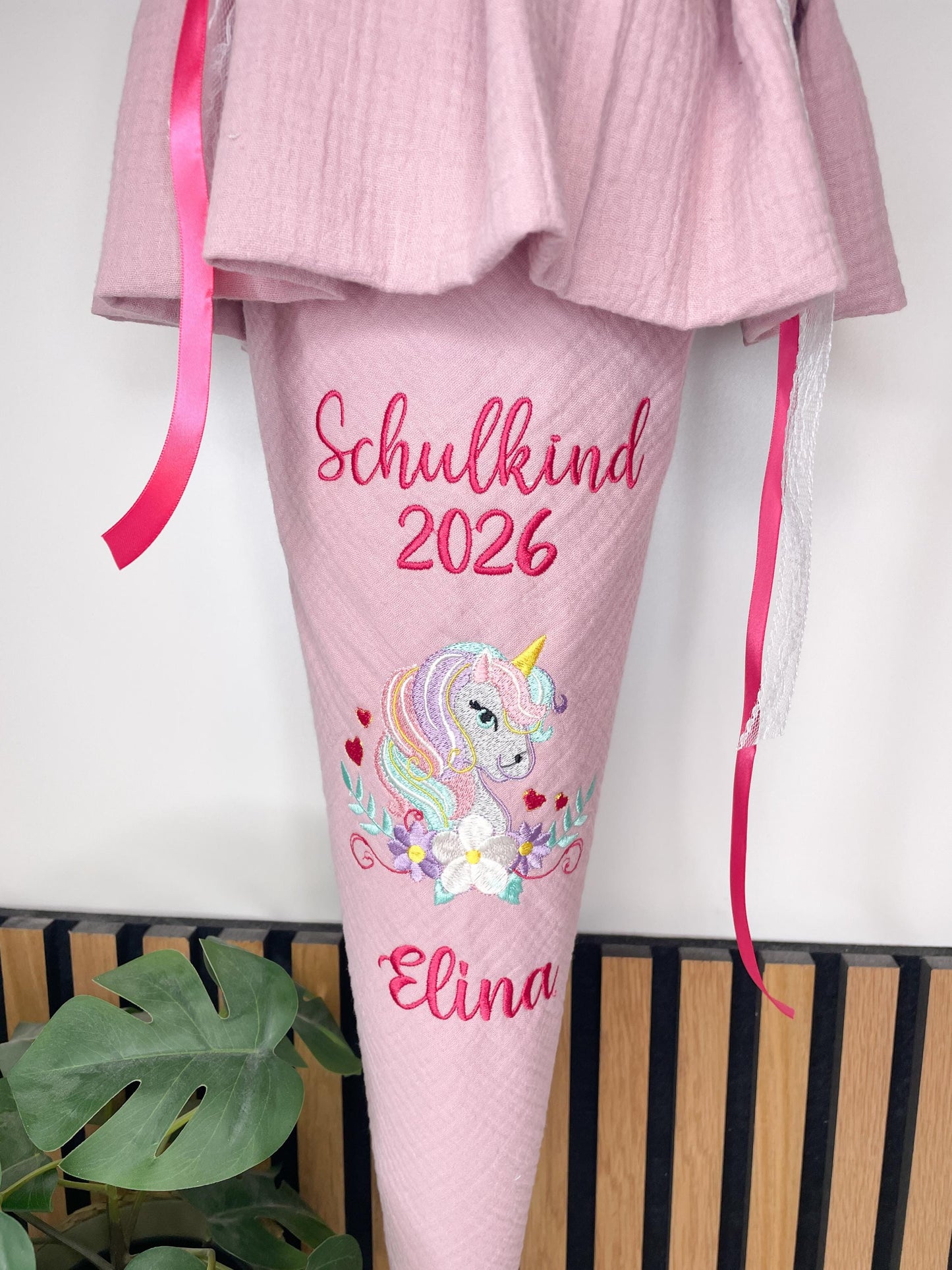 Personalisierte Schultüte aus Musselin mit Volant & Einhorn – handgefertigt | Bestickt mit Name