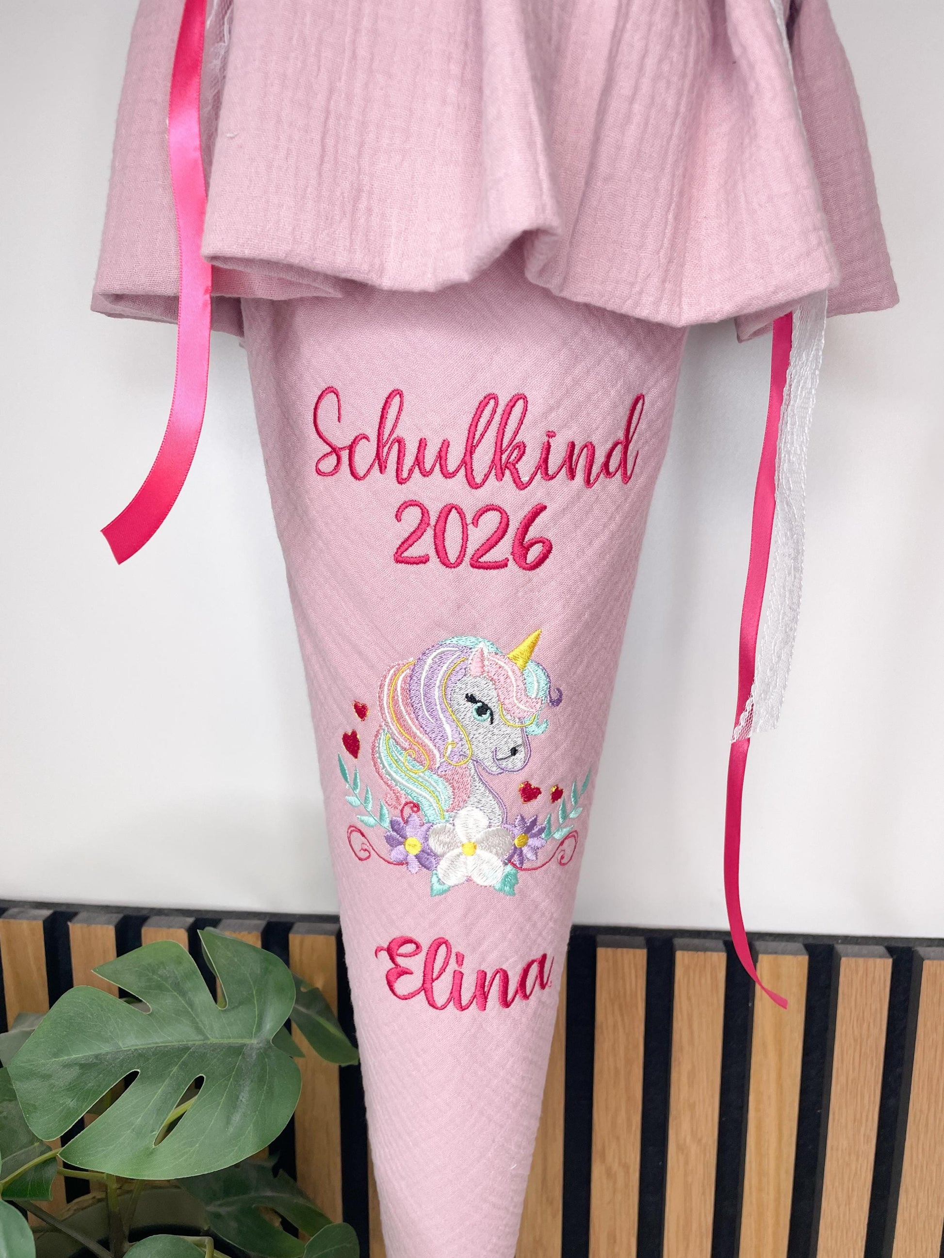 Personalisierte Schultüte aus Musselin mit Volant & Einhorn – handgefertigt | Bestickt mit Name