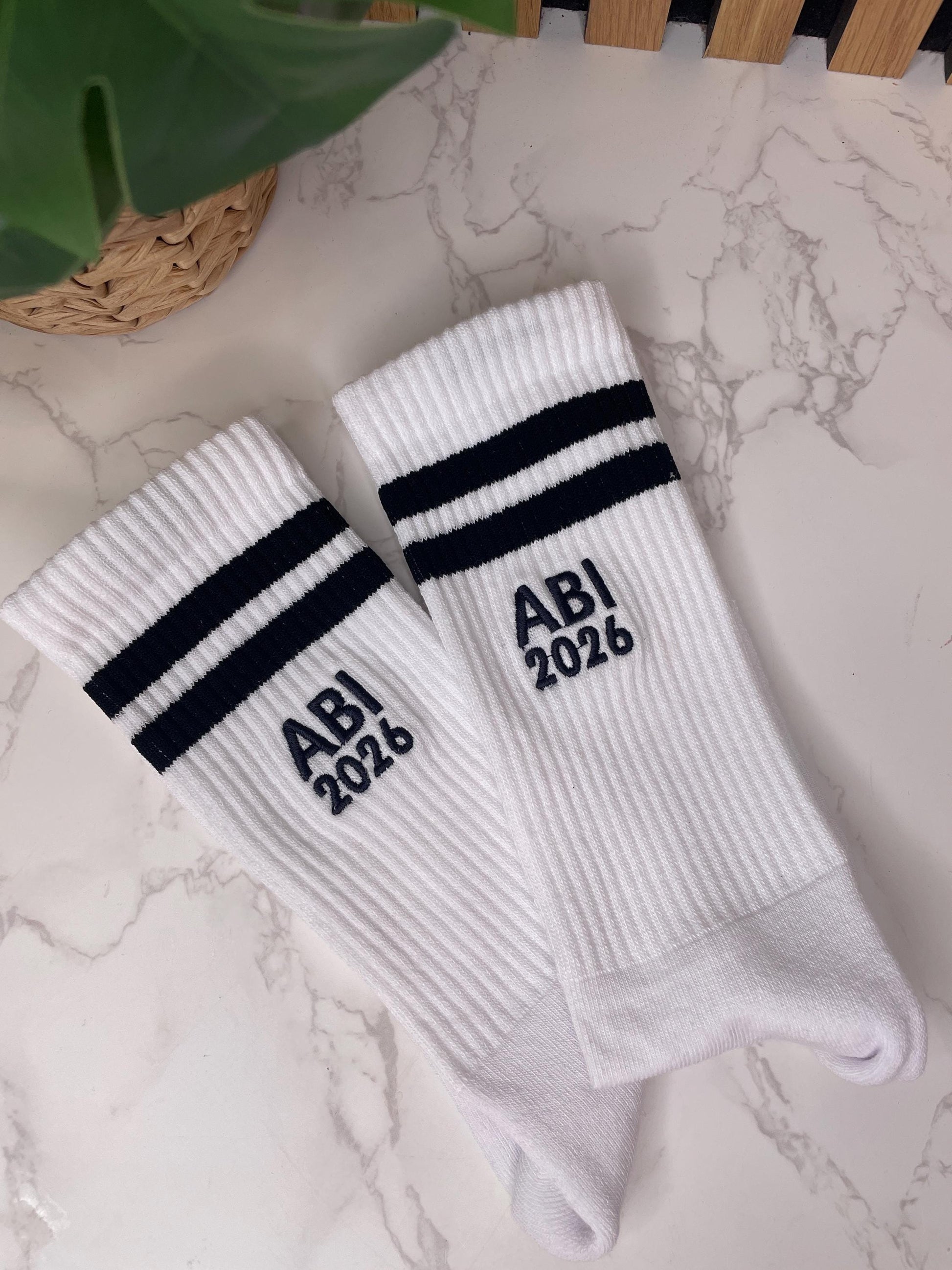 Abitur Socken 2026 – Cooles Geschenk zum bestandenen Abitur | Tennissocken mit schwarzen Streifen | Abi Geschenk | Abschlussgeschenk