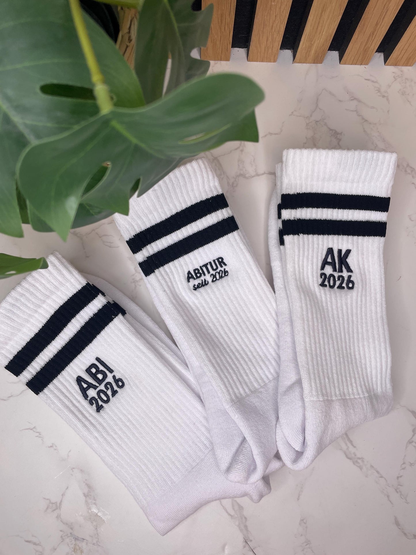 Abitur Socken 2026 – Cooles Geschenk zum bestandenen Abitur | Tennissocken mit schwarzen Streifen | Abi Geschenk | Abschlussgeschenk