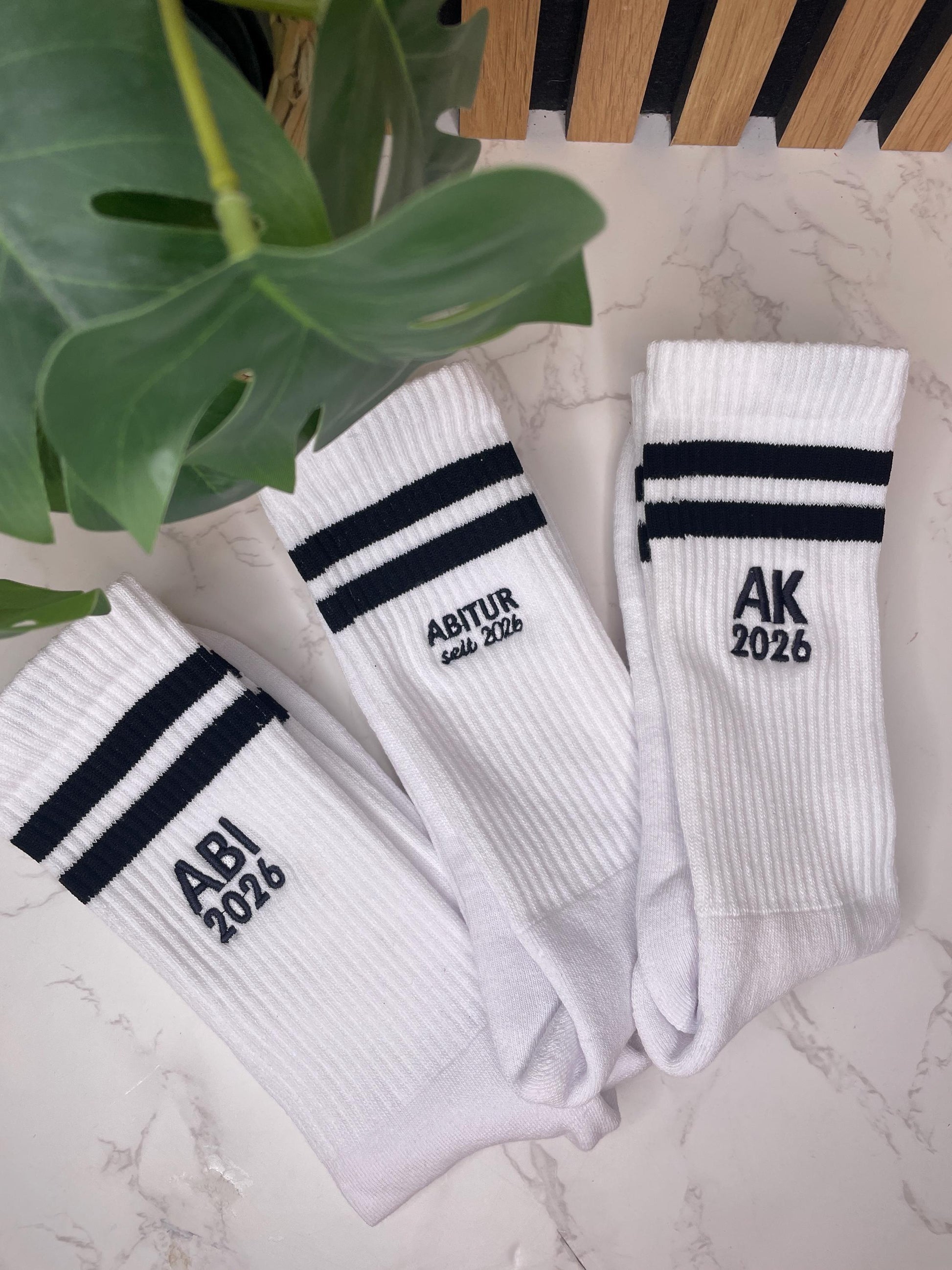 Abitur Socken 2026 – Cooles Geschenk zum bestandenen Abitur | Tennissocken mit schwarzen Streifen | Abi Geschenk | Abschlussgeschenk