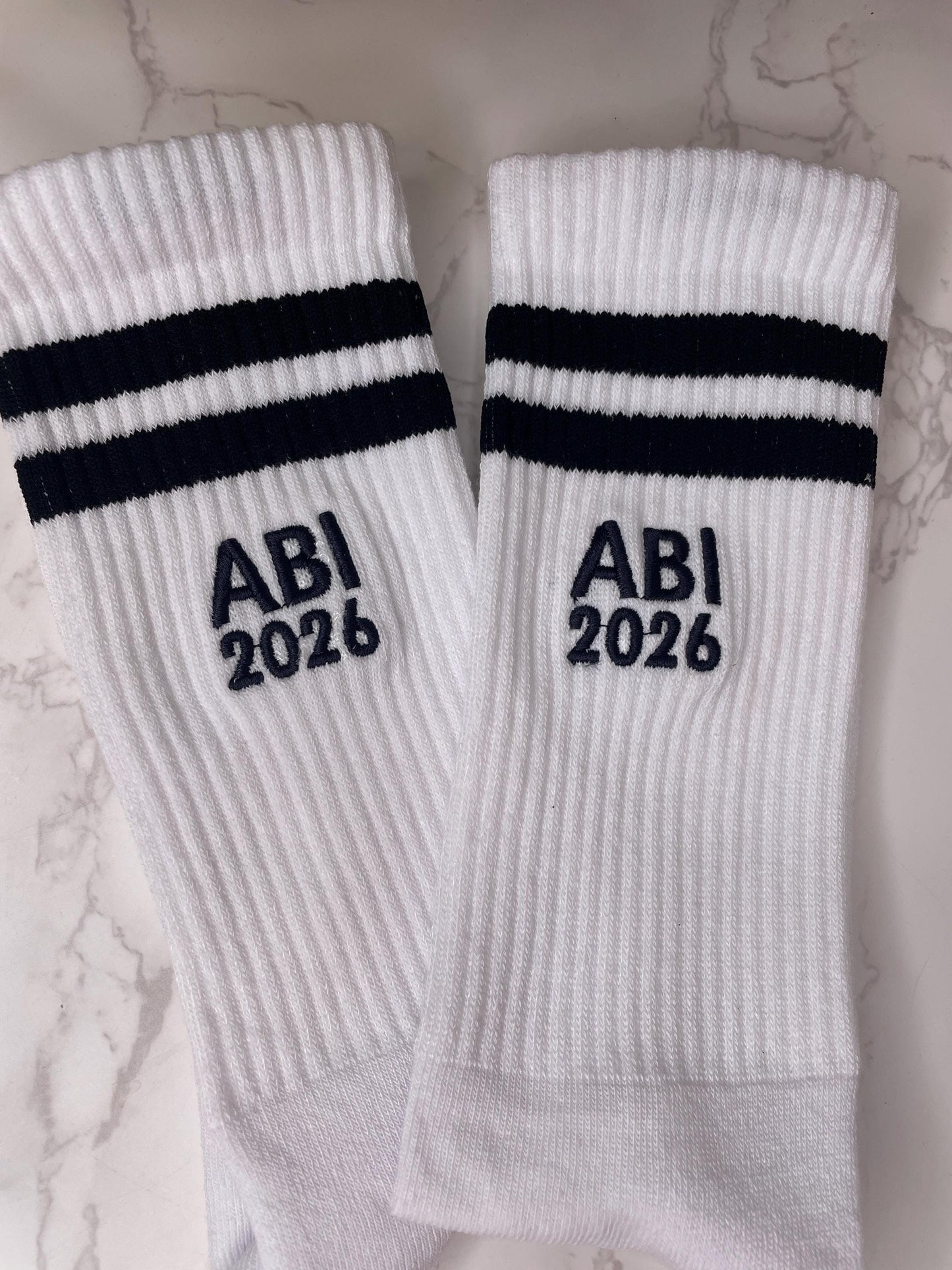 Abitur Socken 2026 – Cooles Geschenk zum bestandenen Abitur | Tennissocken mit schwarzen Streifen | Abi Geschenk | Abschlussgeschenk