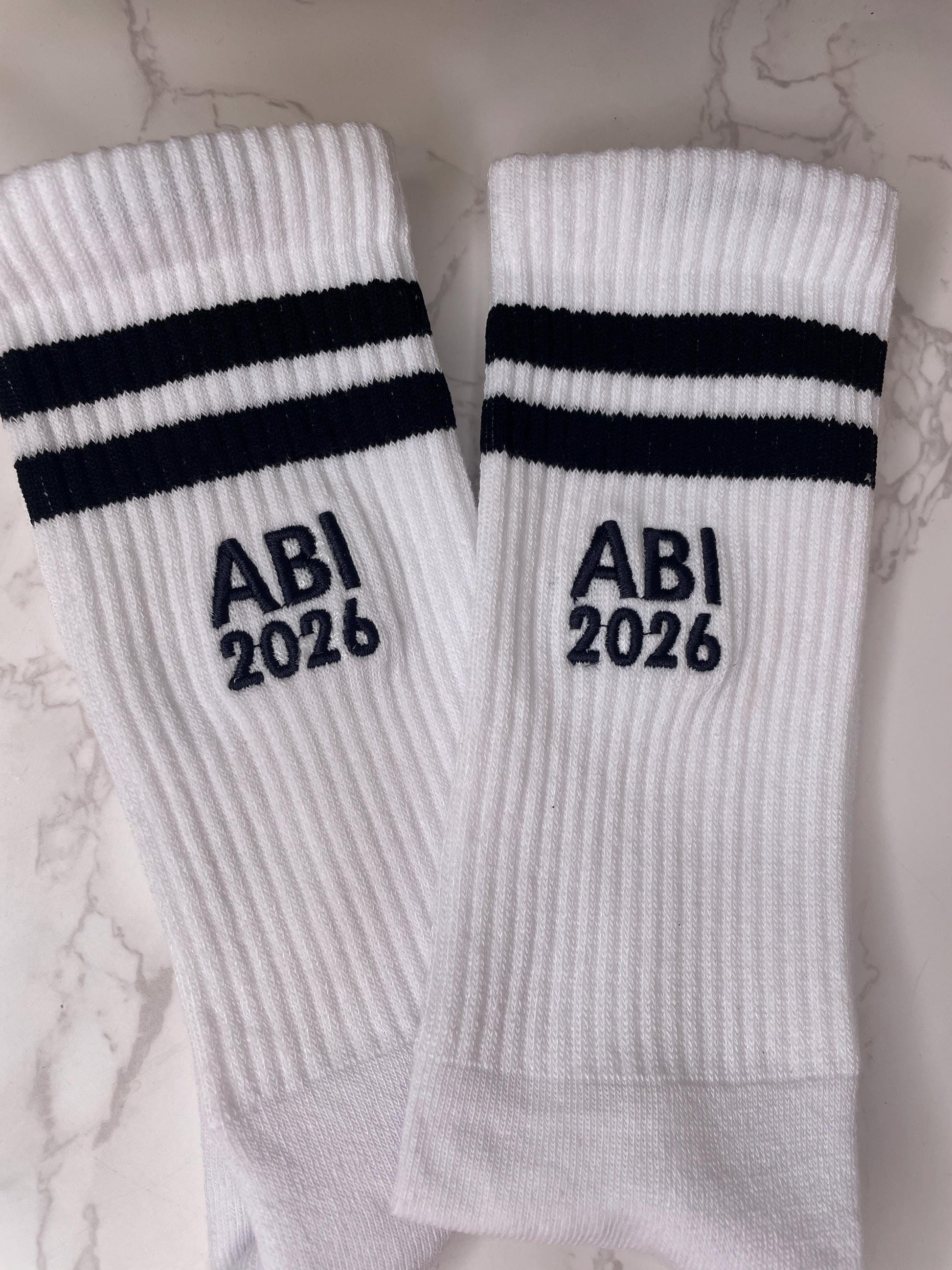 Abitur Socken 2026 – Cooles Geschenk zum bestandenen Abitur | Tennissocken mit schwarzen Streifen | Abi Geschenk | Abschlussgeschenk