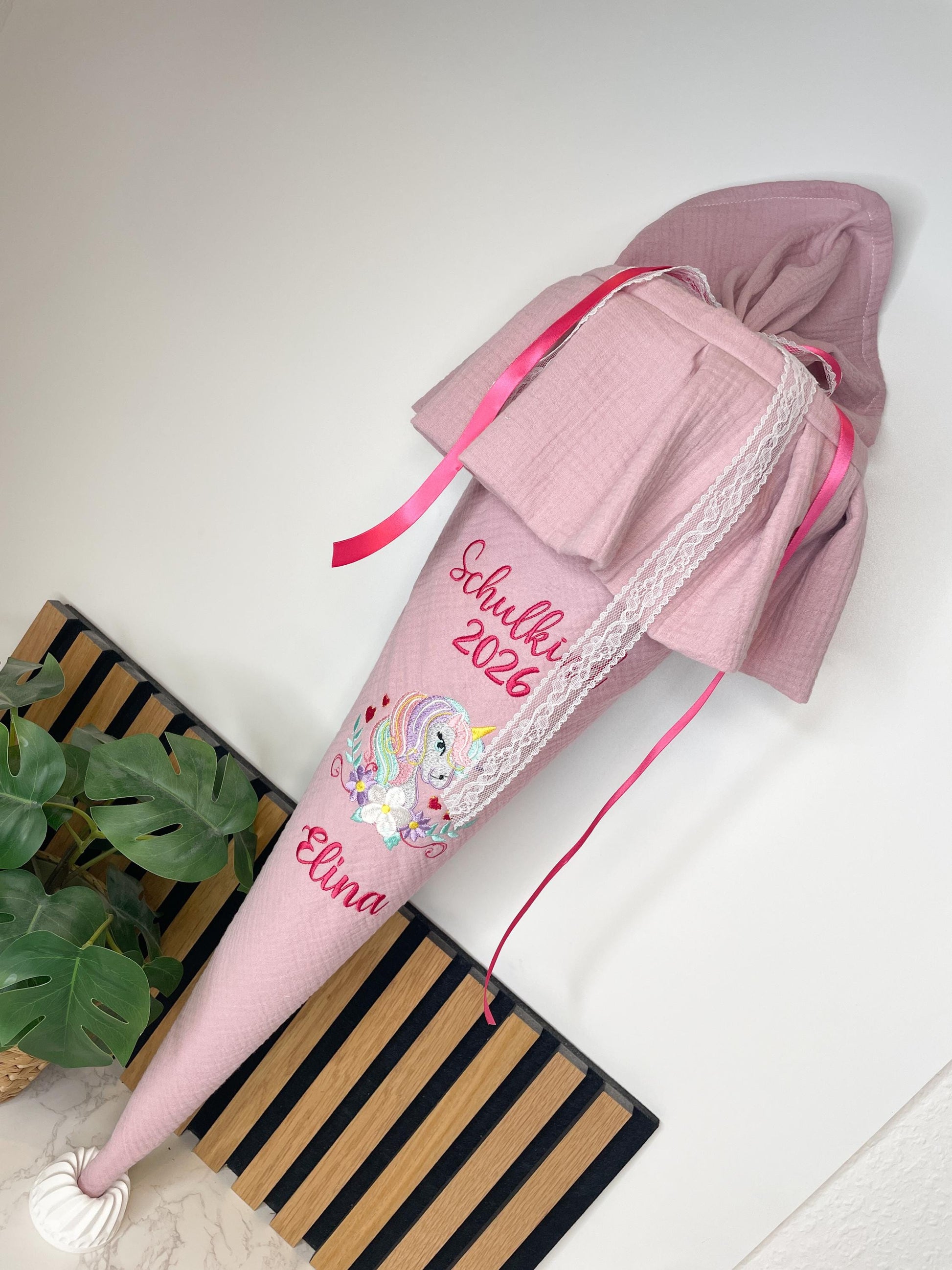 Personalisierte Schultüte aus Musselin mit Volant & Einhorn – handgefertigt | Bestickt mit Name
