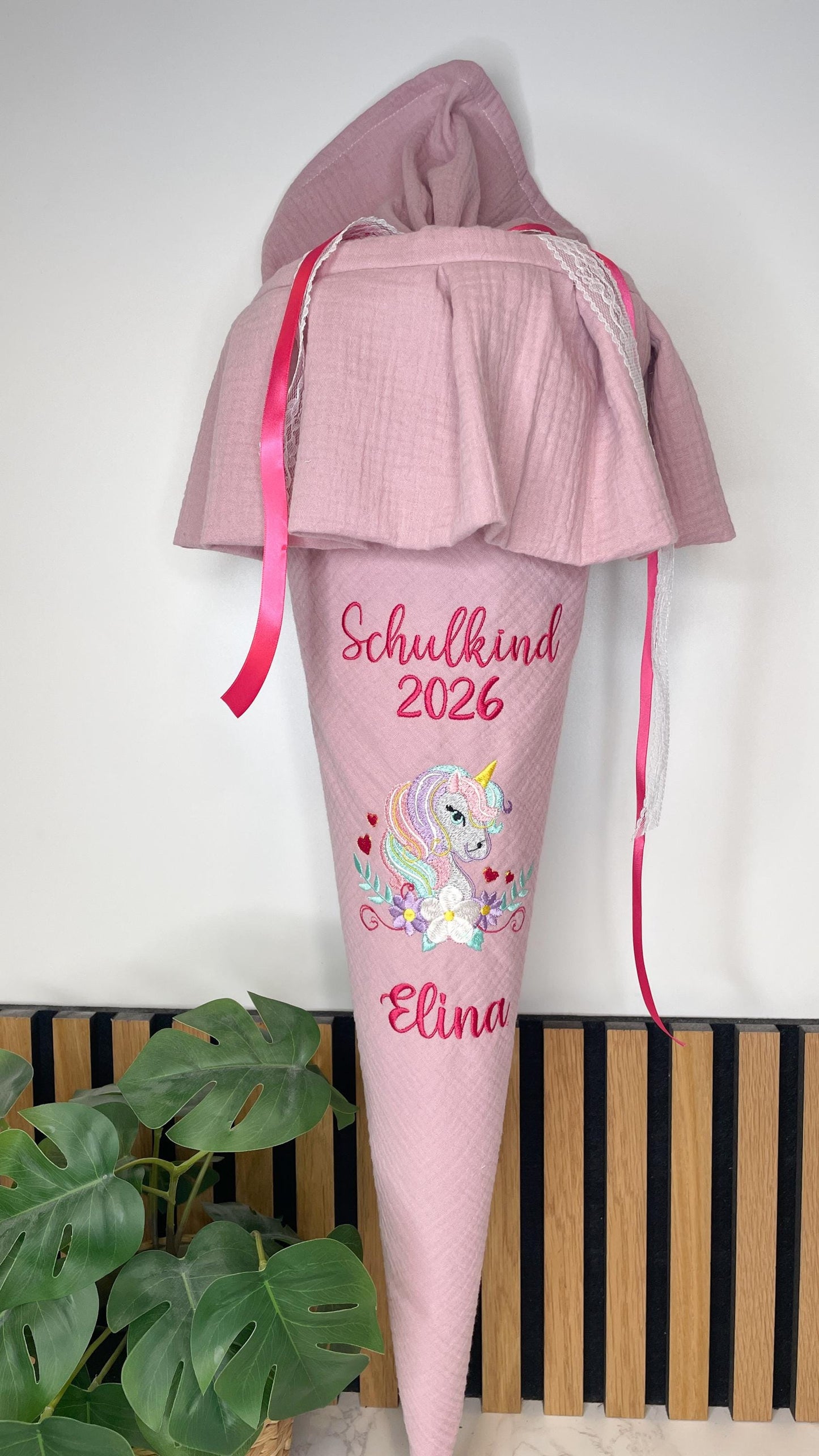 Personalisierte Schultüte aus Musselin mit Volant & Einhorn – handgefertigt | Bestickt mit Name