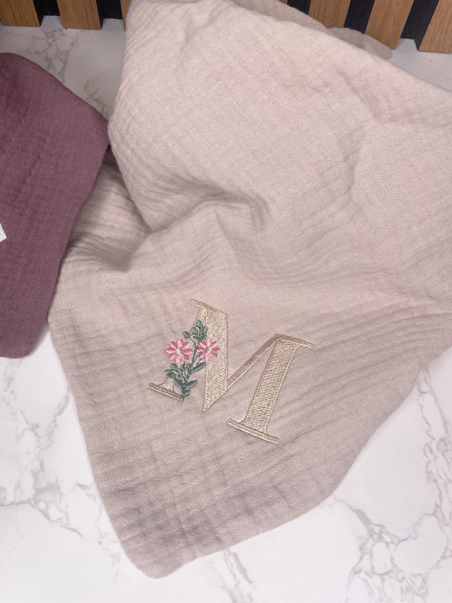 Personalisierte Musselin-Lätzchen & Dreieckstücher mit floralem Monogramm Für Babys und Kinder