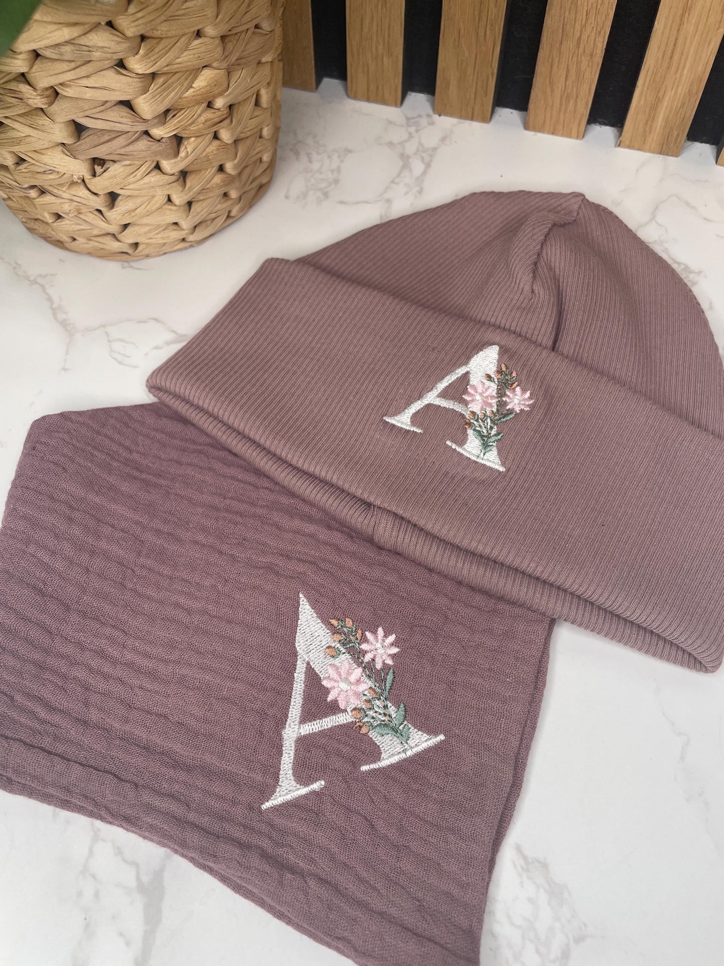 Personalisierte Musselin-Lätzchen & Dreieckstücher mit floralem Monogramm Für Babys und Kinder