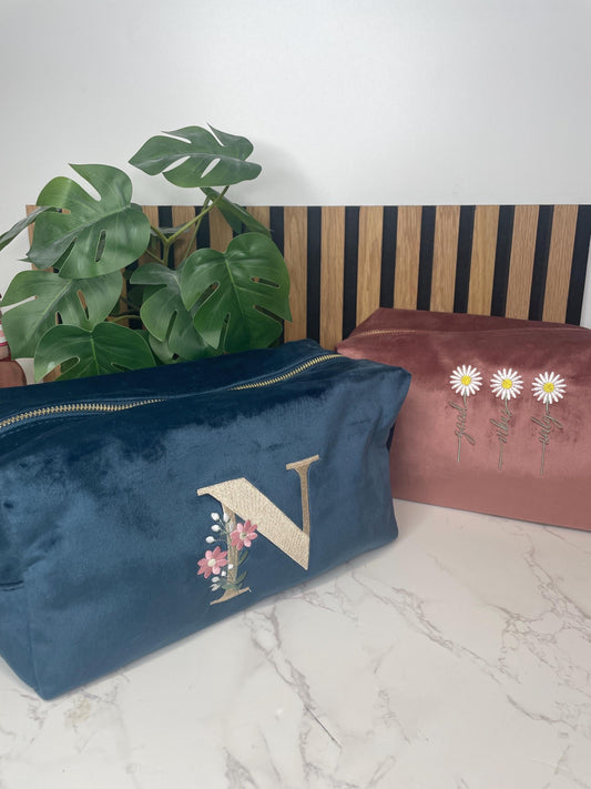 Personalisierte Samt-Kosmetiktasche mit floralem Initial – bestickt | Geschenk für Frauen | Schminktasche | Kulturbeutel