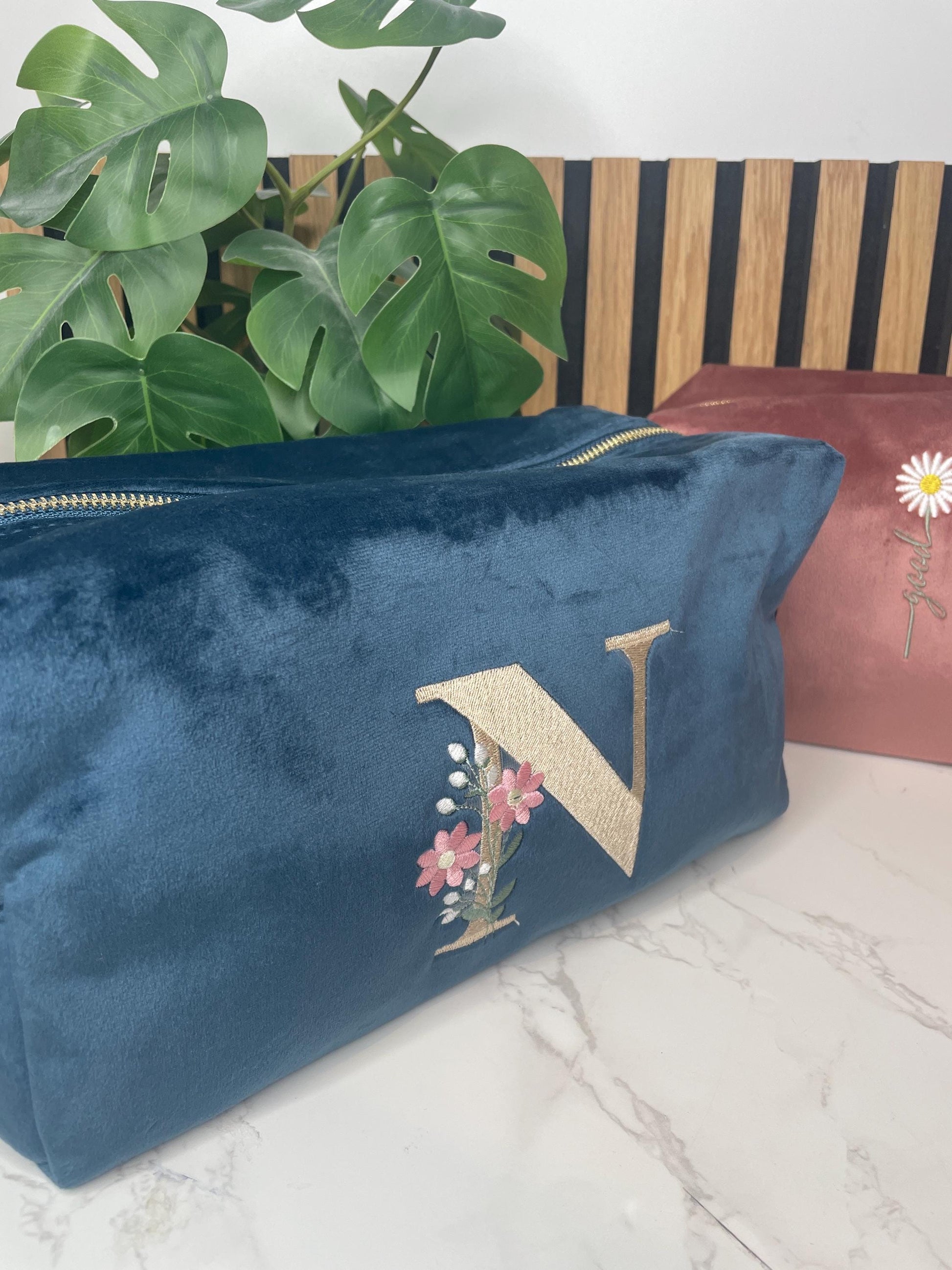 Personalisierte Samt-Kosmetiktasche mit floralem Initial – bestickt | Geschenk für Frauen | Schminktasche | Kulturbeutel