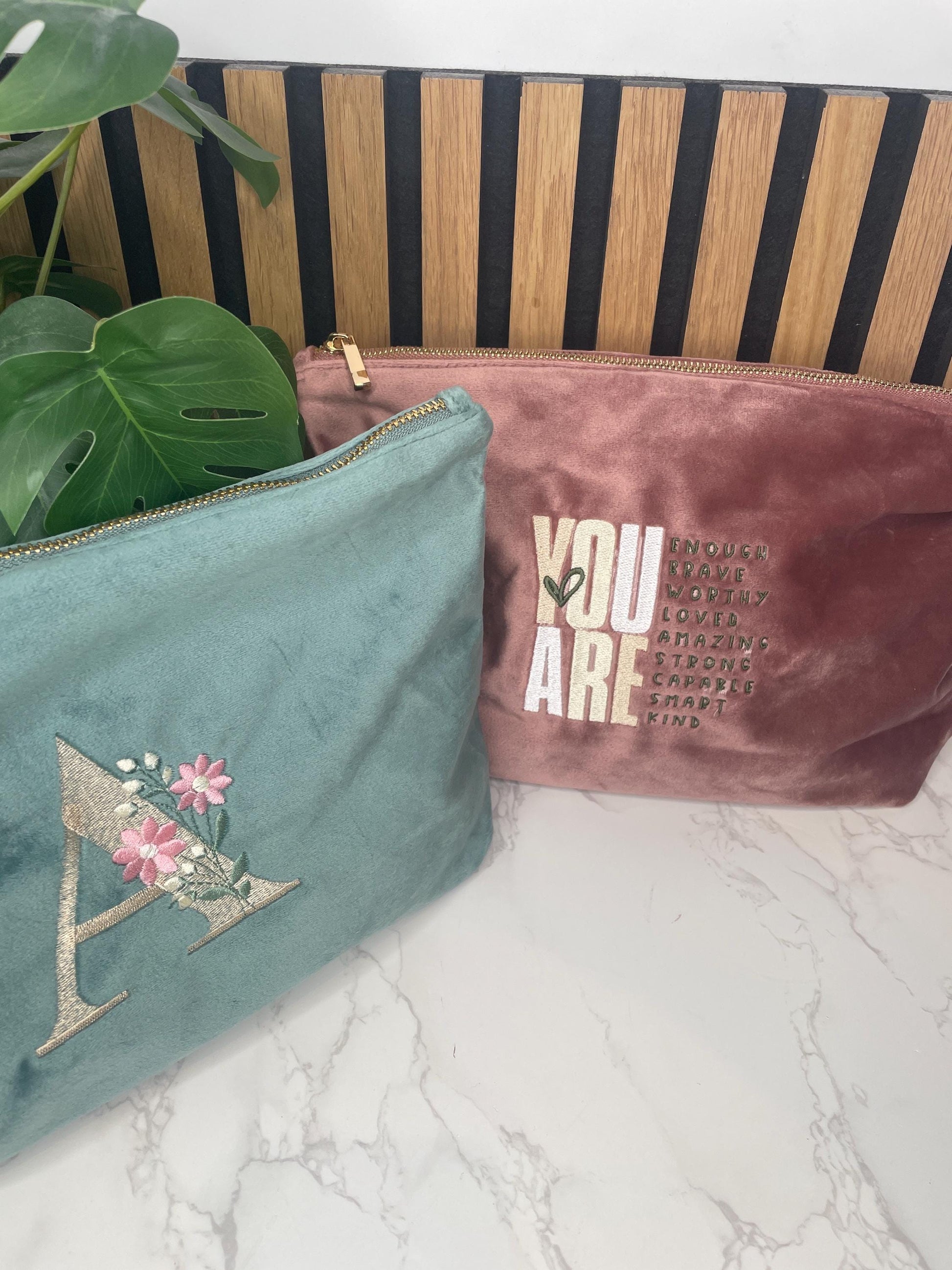 Personalisierte Samttasche – Kosmetiktasche | Accessoire-Tasche | Medikamententasche | bestickt und personalisiert / Geschenk Freundin