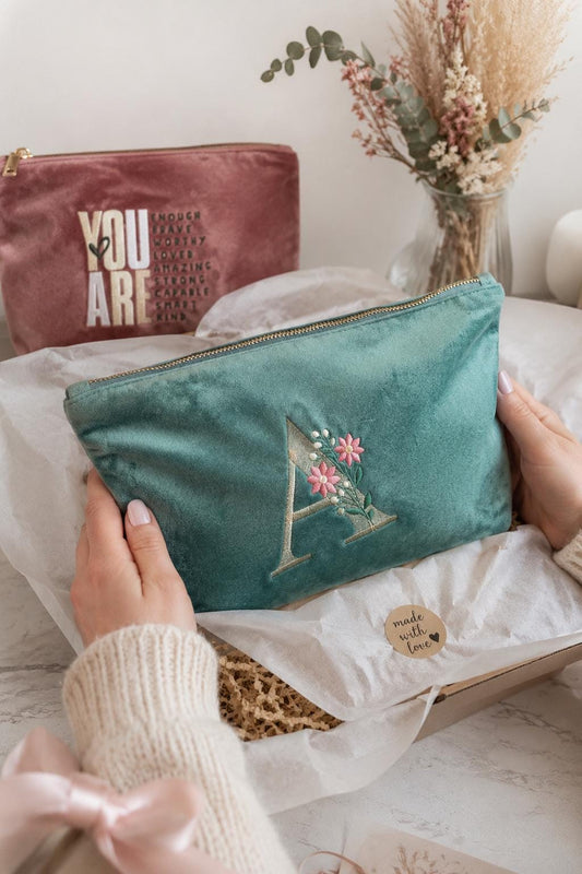 Personalisierte Samttasche – Kosmetiktasche | Accessoire-Tasche | Medikamententasche | bestickt und personalisiert / Geschenk Freundin