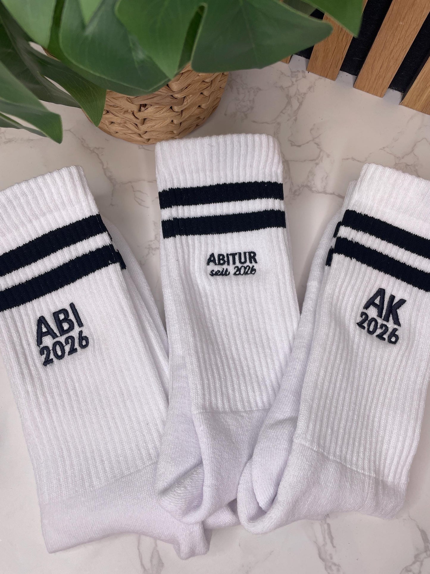 Abitur Socken 2026 – Cooles Geschenk zum bestandenen Abitur | Tennissocken mit schwarzen Streifen | Abi Geschenk | Abschlussgeschenk