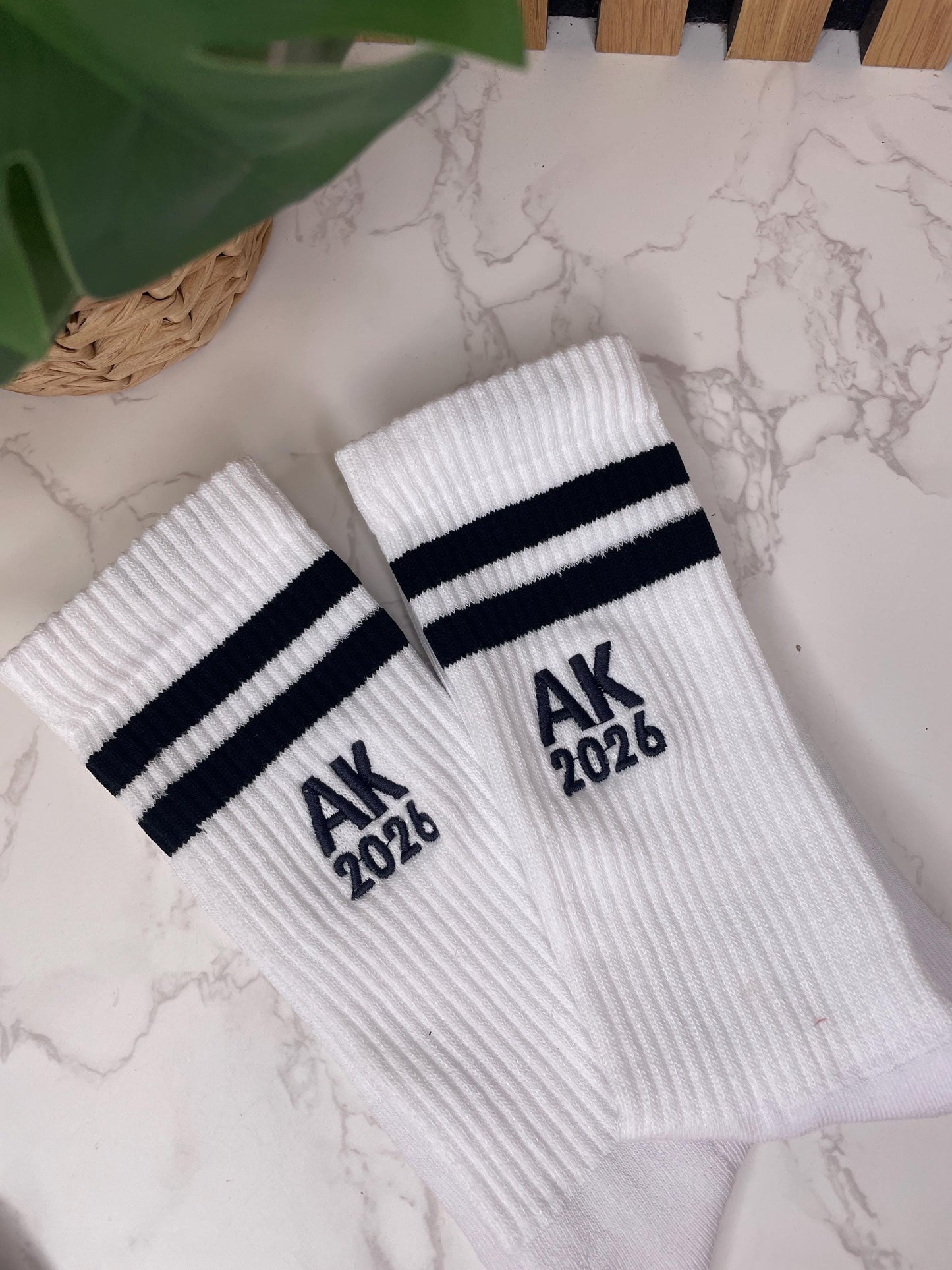 Abitur Socken 2026 – Cooles Geschenk zum bestandenen Abitur | Tennissocken mit schwarzen Streifen | Abi Geschenk | Abschlussgeschenk
