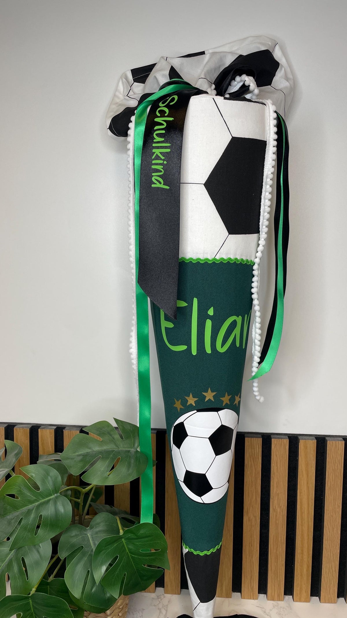 Schultüte und Schulkind T-Shirt Fußball / zuckertüte zur Einschulung für Fußballfans in grün
