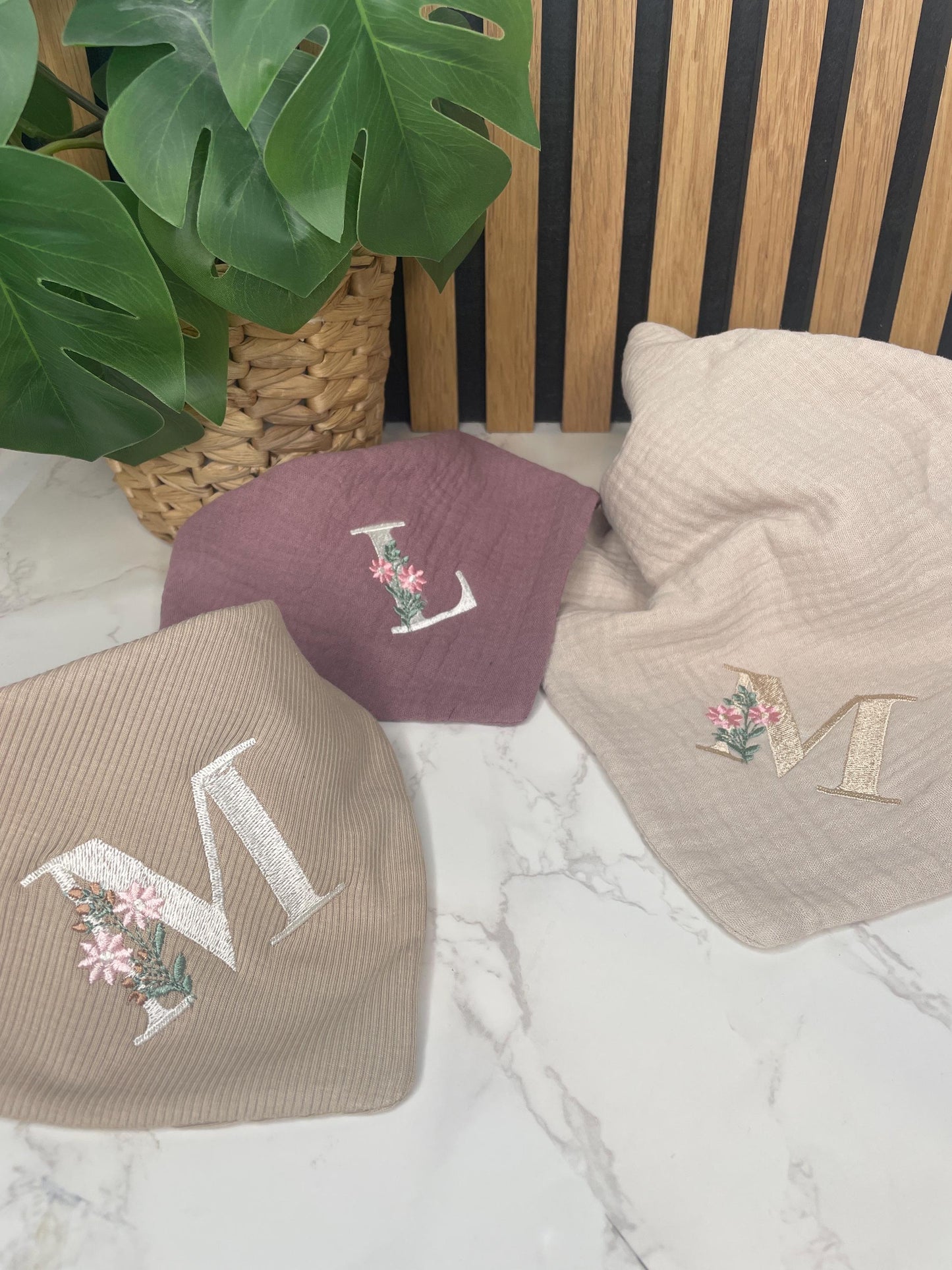 Personalisierte Musselin-Lätzchen & Dreieckstücher mit floralem Monogramm Für Babys und Kinder