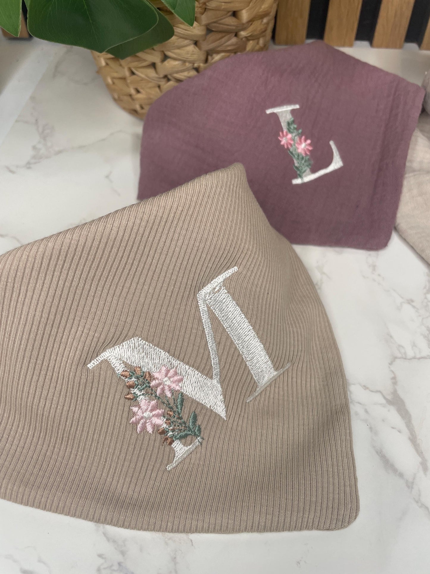 Personalisierte Musselin-Lätzchen & Dreieckstücher mit floralem Monogramm Für Babys und Kinder