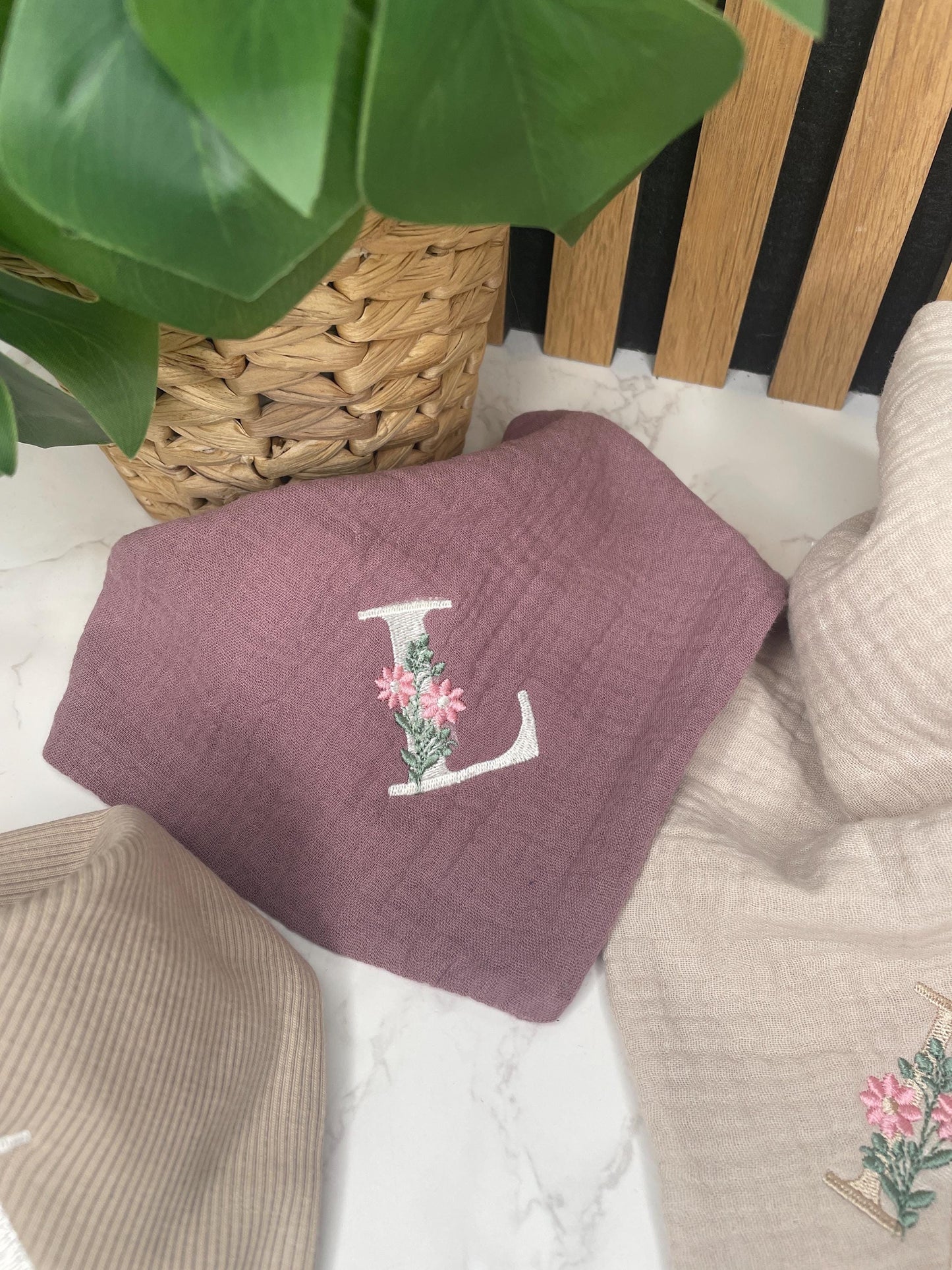 Personalisierte Musselin-Lätzchen & Dreieckstücher mit floralem Monogramm Für Babys und Kinder