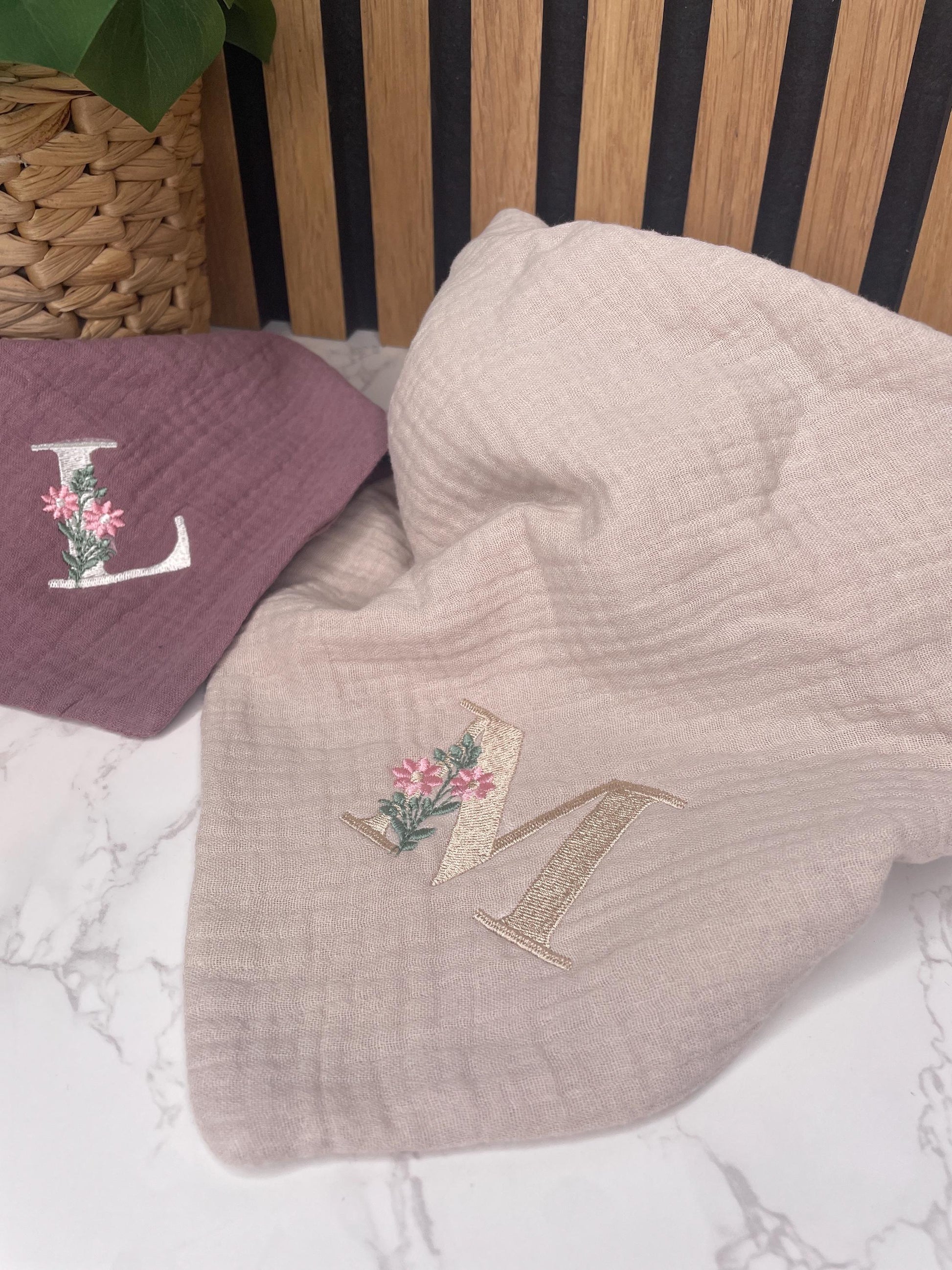 Personalisierte Musselin-Lätzchen & Dreieckstücher mit floralem Monogramm Für Babys und Kinder