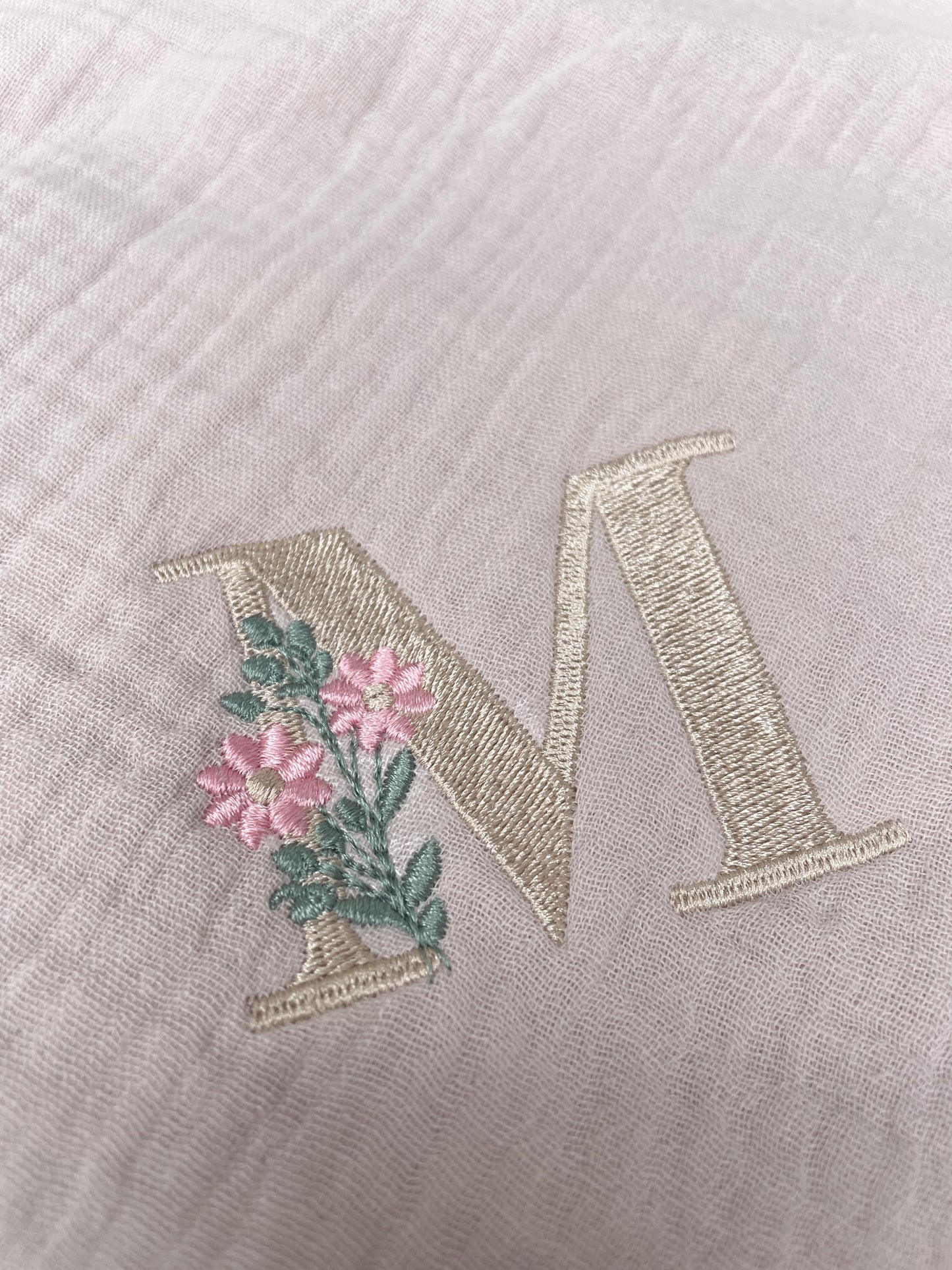 Personalisierte Musselin-Lätzchen & Dreieckstücher mit floralem Monogramm Für Babys und Kinder