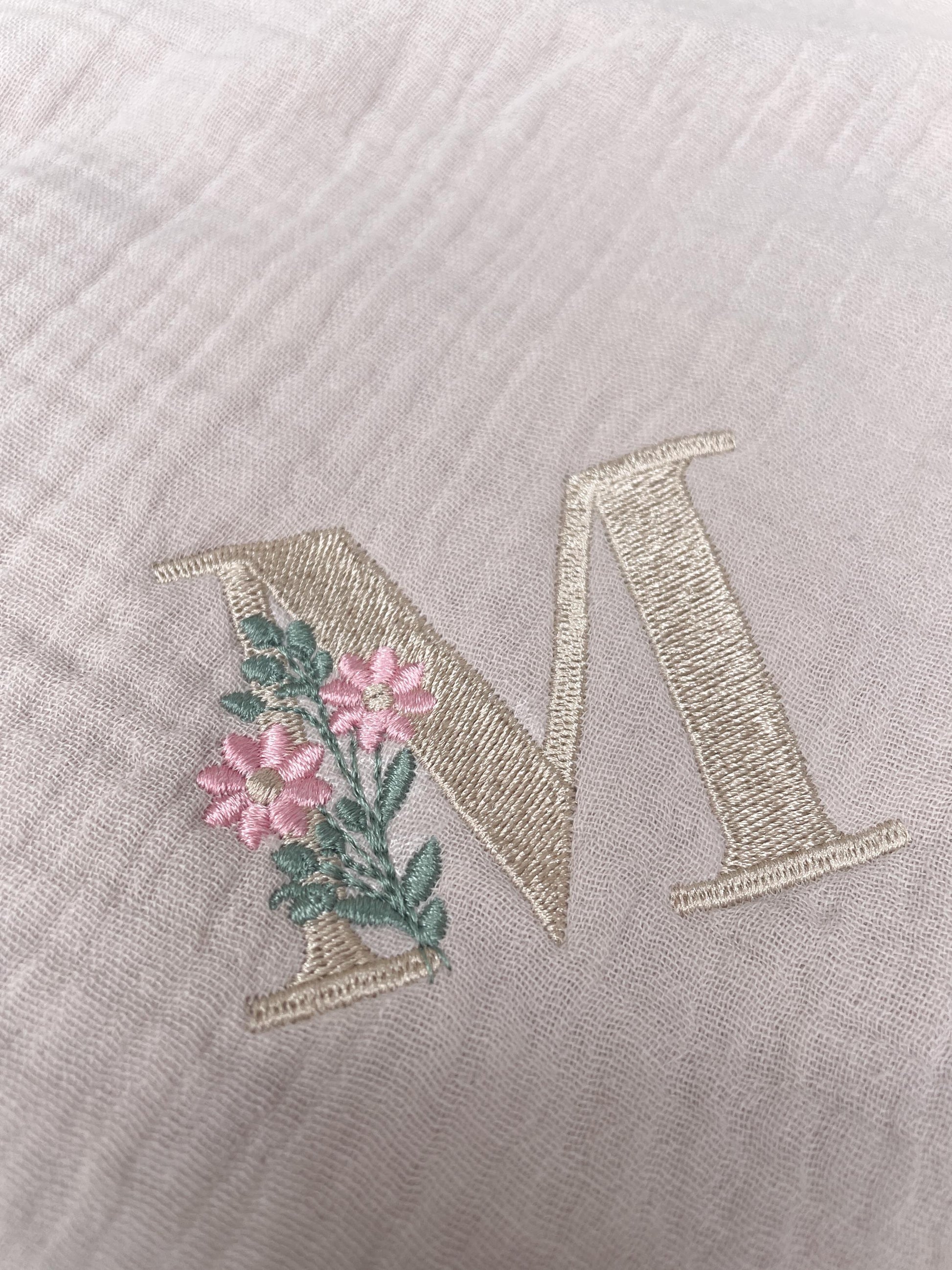 Personalisierte Musselin-Lätzchen & Dreieckstücher mit floralem Monogramm Für Babys und Kinder