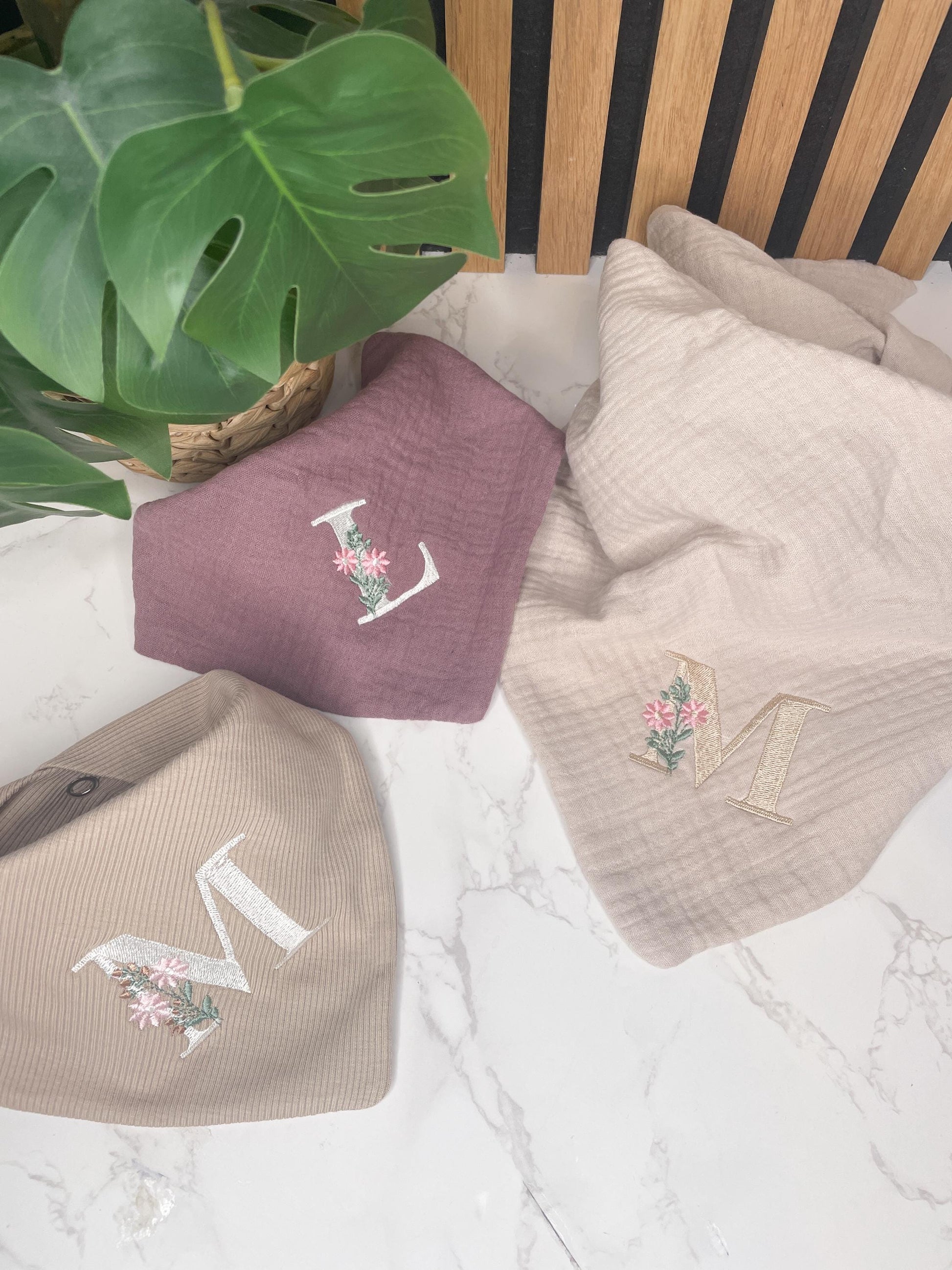 Personalisierte Musselin-Lätzchen & Dreieckstücher mit floralem Monogramm Für Babys und Kinder