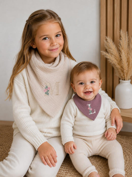 Personalisierte Musselin-Lätzchen & Dreieckstücher mit floralem Monogramm Für Babys und Kinder