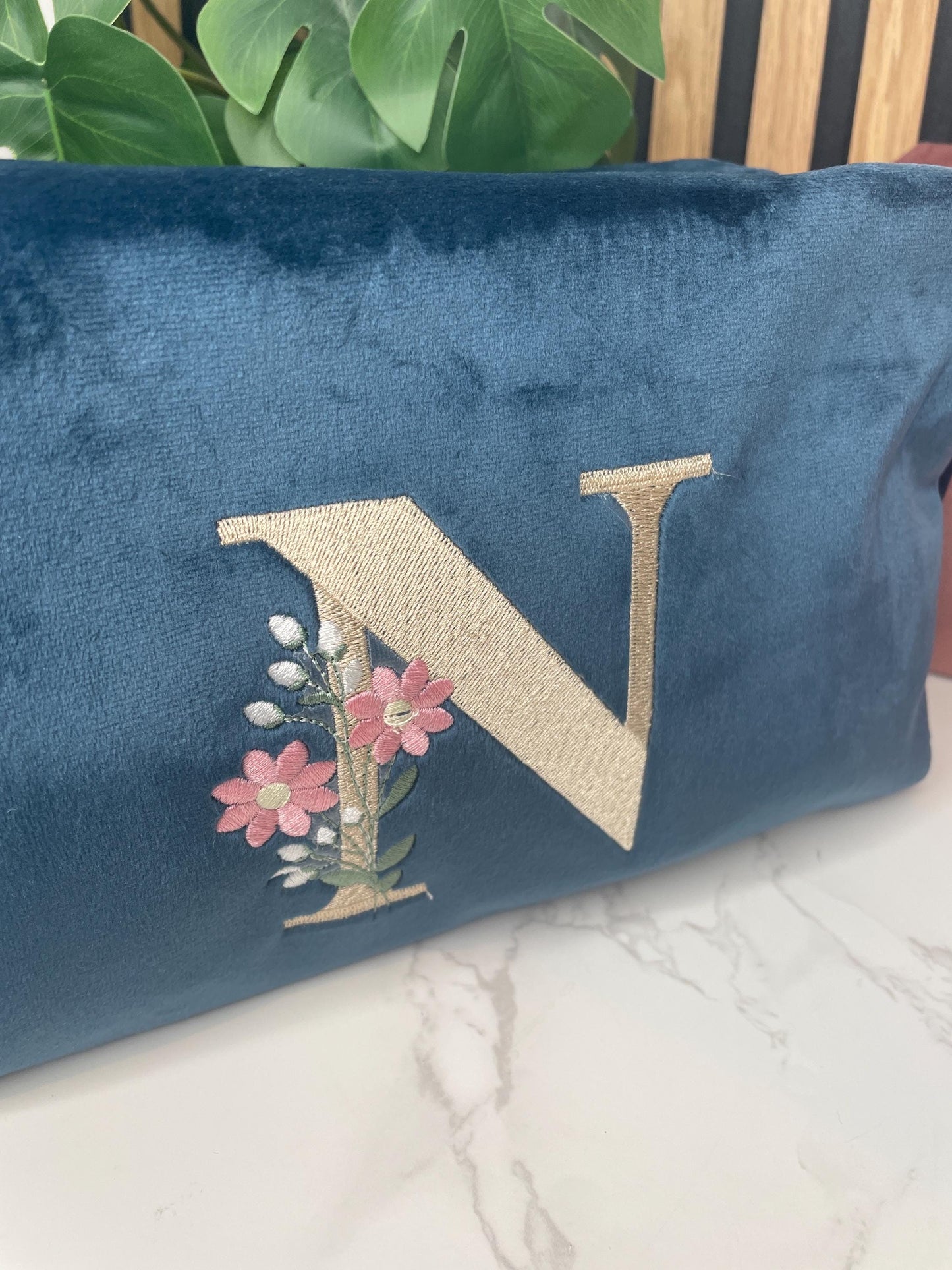 Personalisierte Samt-Kosmetiktasche mit floralem Initial – bestickt | Geschenk für Frauen | Schminktasche | Kulturbeutel