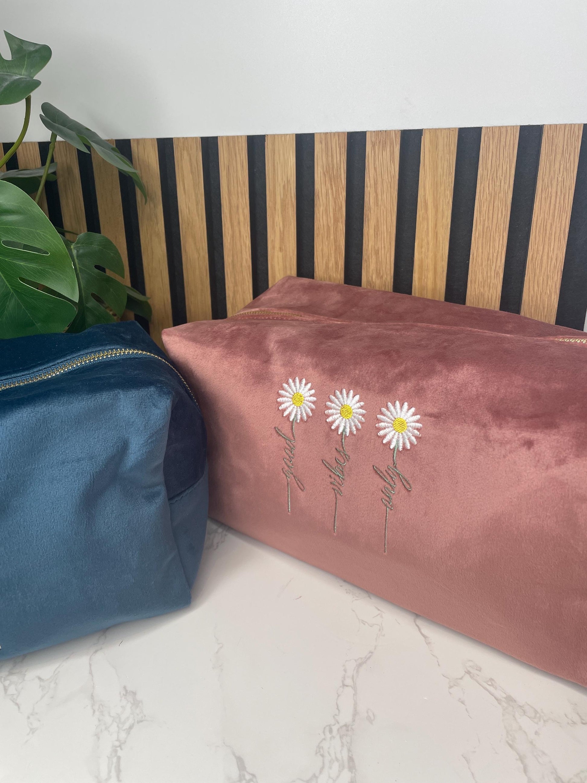 Personalisierte Samt-Kosmetiktasche mit floralem Initial – bestickt | Geschenk für Frauen | Schminktasche | Kulturbeutel