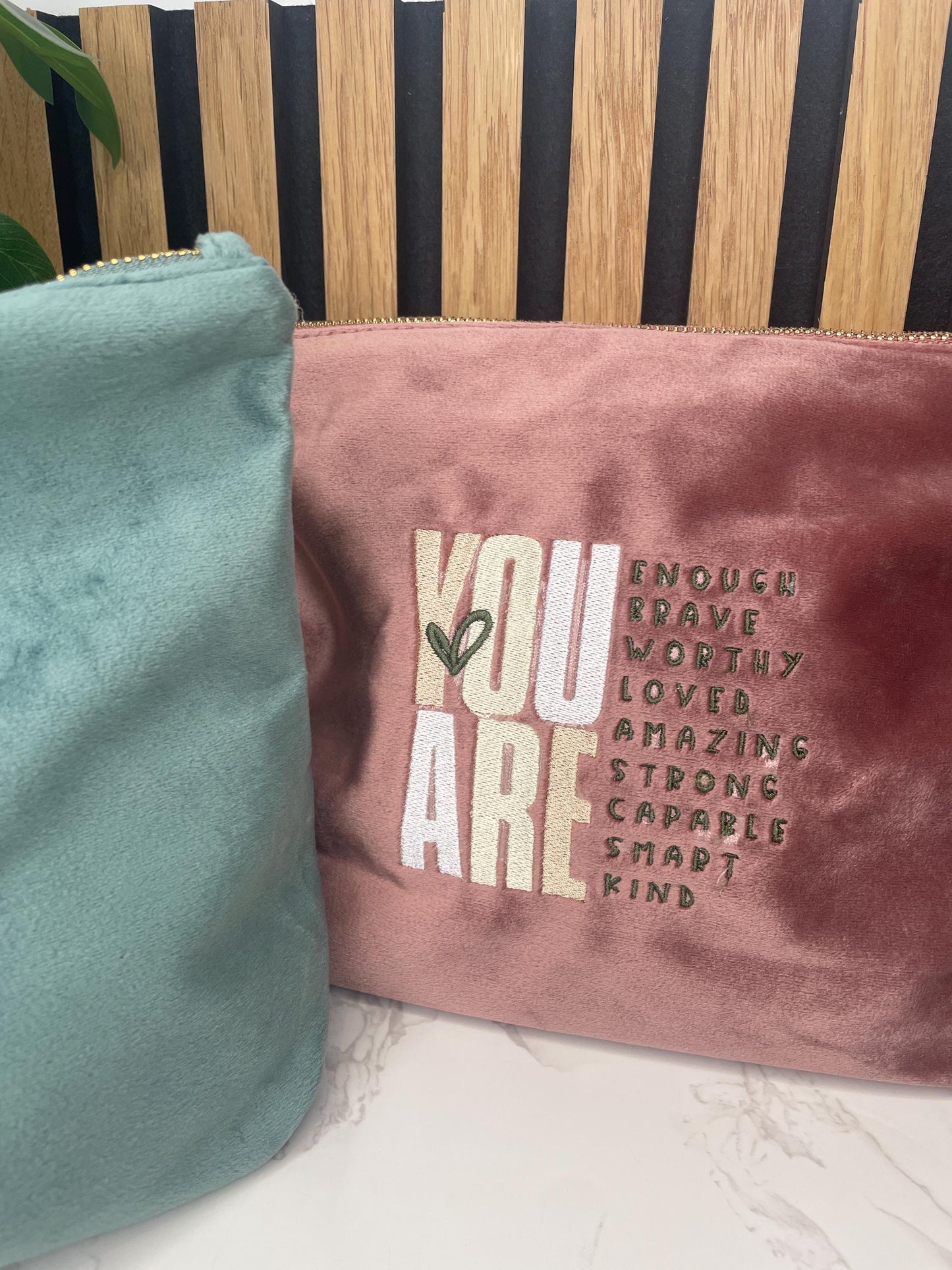 Personalisierte Samttasche – Kosmetiktasche | Accessoire-Tasche | Medikamententasche | bestickt und personalisiert / Geschenk Freundin