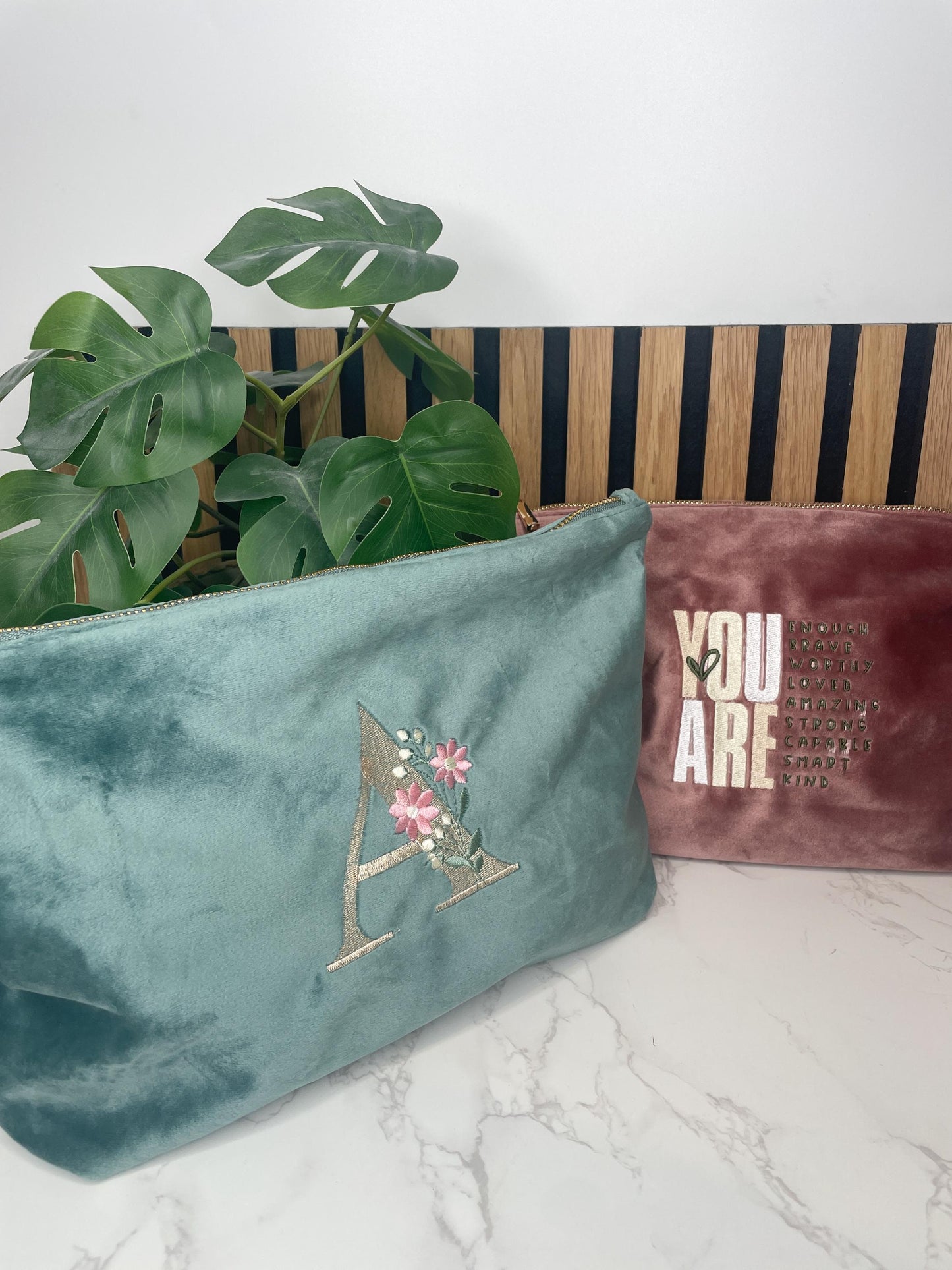 Personalisierte Samttasche – Kosmetiktasche | Accessoire-Tasche | Medikamententasche | bestickt und personalisiert / Geschenk Freundin