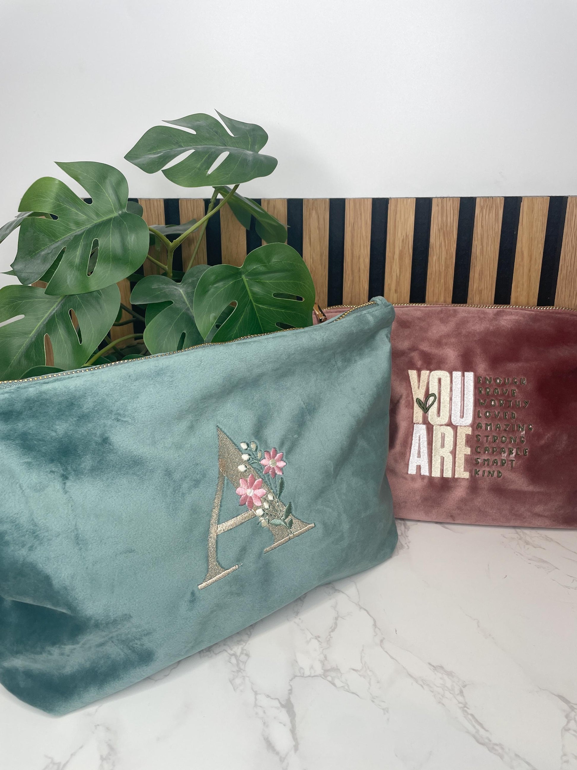 Personalisierte Samttasche – Kosmetiktasche | Accessoire-Tasche | Medikamententasche | bestickt und personalisiert / Geschenk Freundin