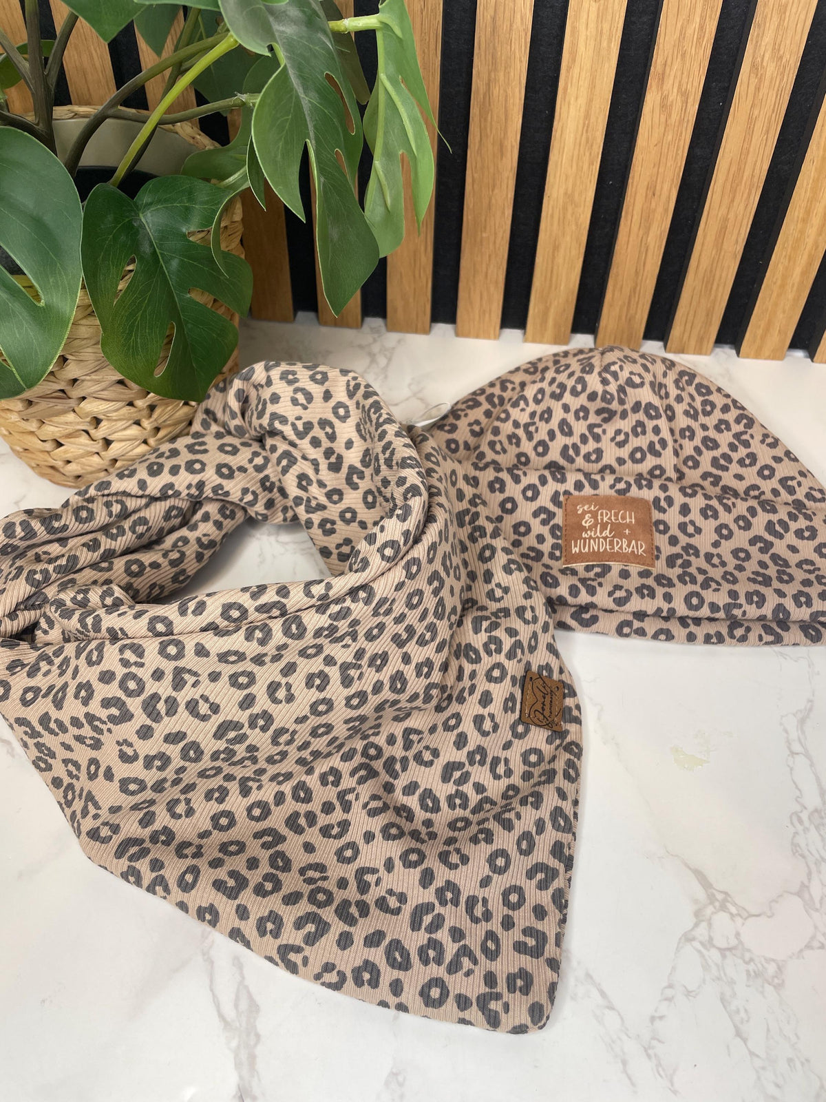 Leo-Set aus Mütze, Stirnband & Tuch – handgemachtes Lieblingsset im Animal Print