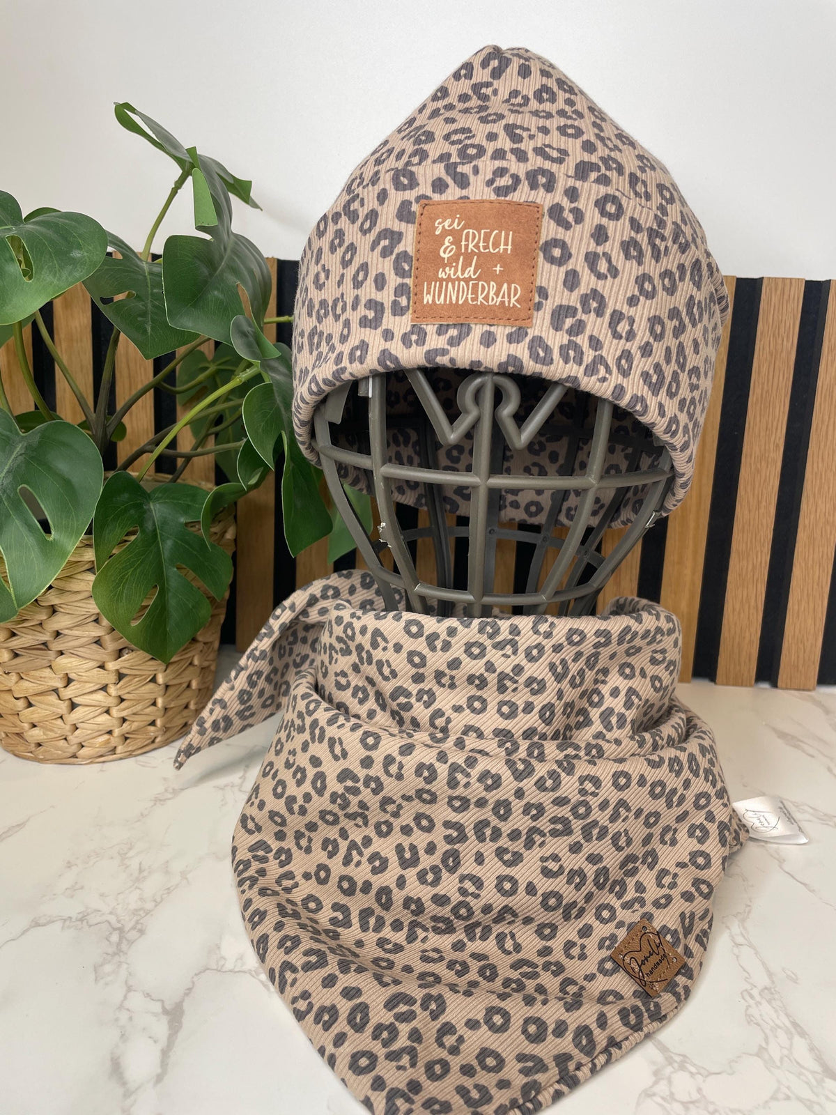 Leo-Set aus Mütze, Stirnband & Tuch – handgemachtes Lieblingsset im Animal Print