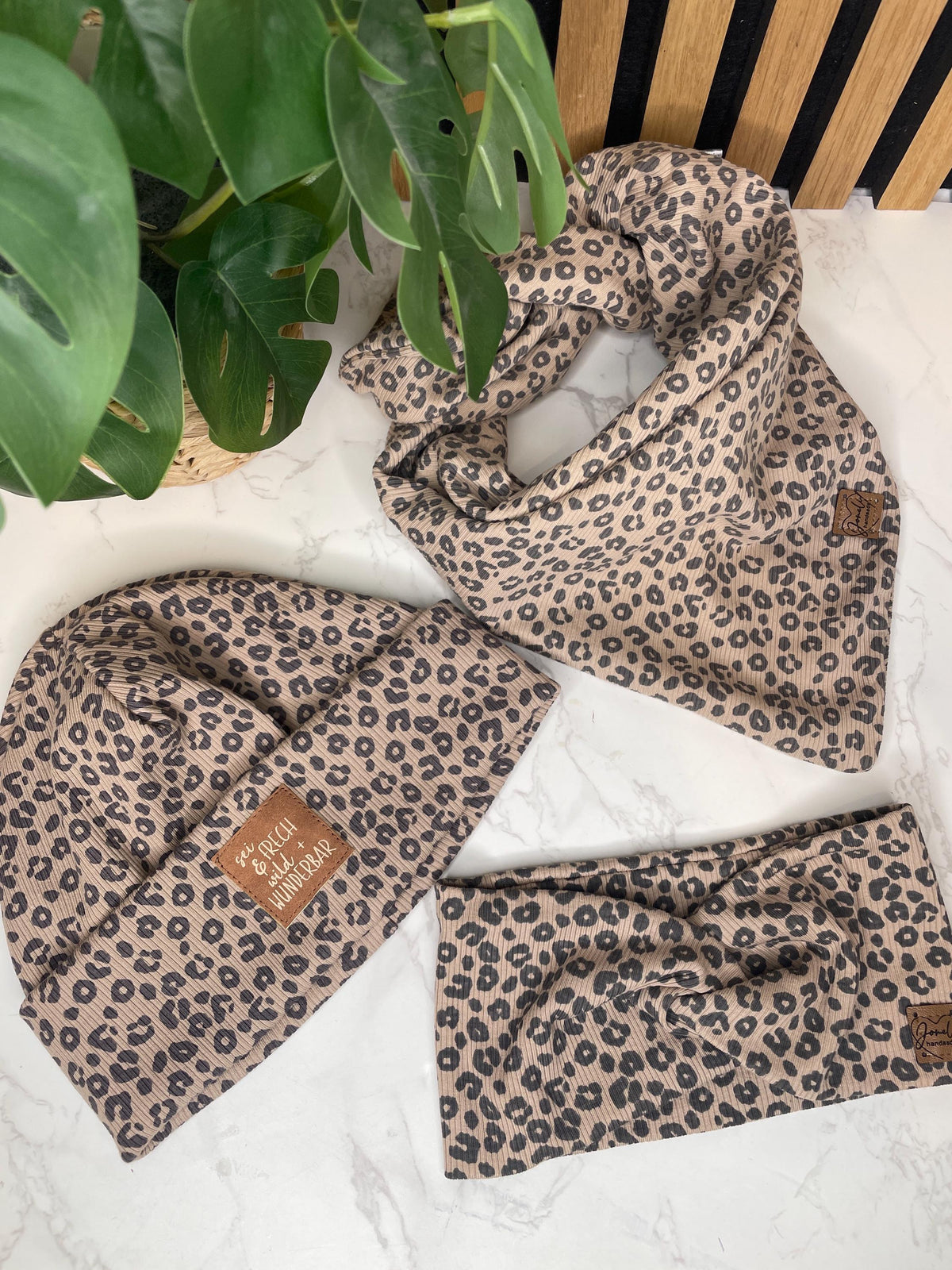 Leo-Set aus Mütze, Stirnband & Tuch – handgemachtes Lieblingsset im Animal Print