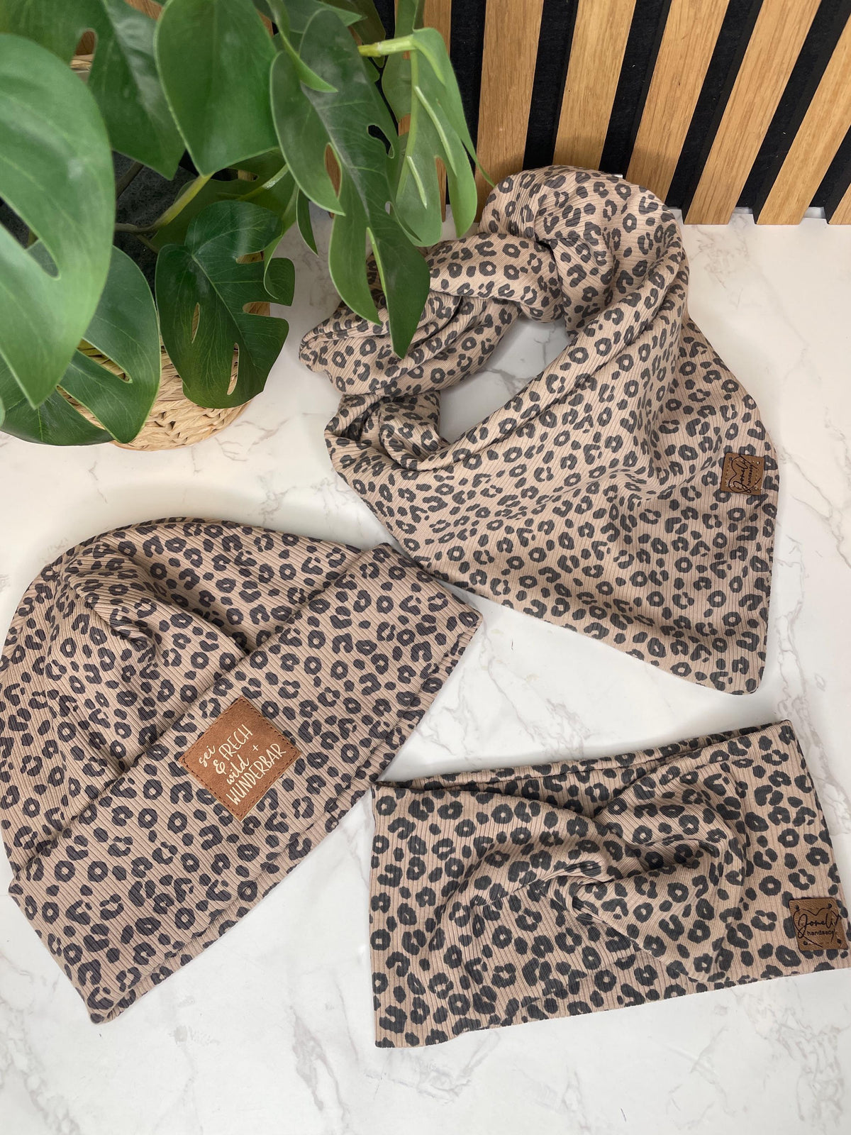 Leo-Set aus Mütze, Stirnband & Tuch – handgemachtes Lieblingsset im Animal Print