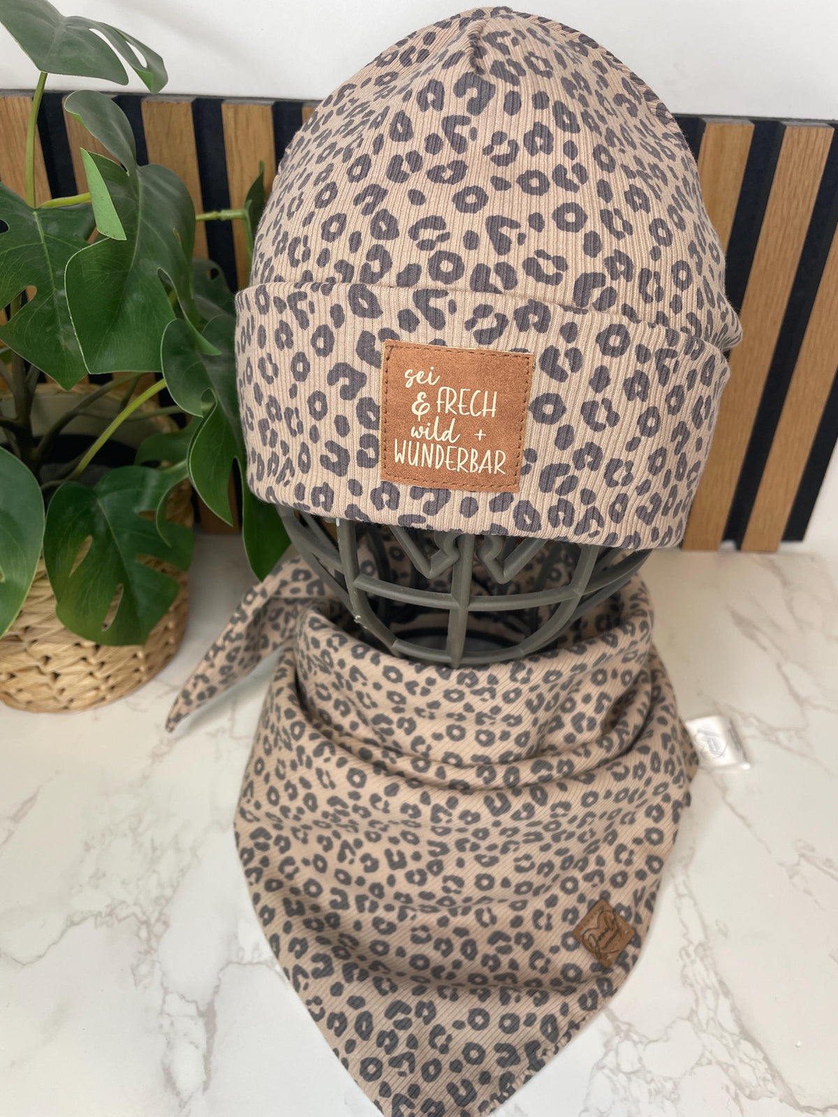 Leo-Set aus Mütze, Stirnband & Tuch – handgemachtes Lieblingsset im Animal Print