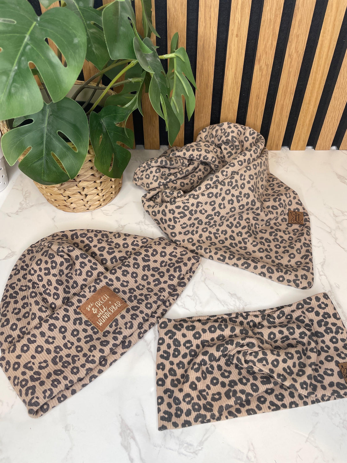 Leo-Set aus Mütze, Stirnband & Tuch – handgemachtes Lieblingsset im Animal Print