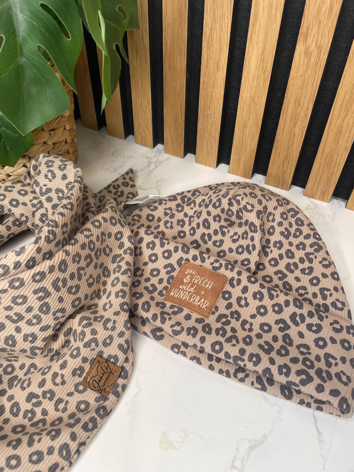 Leo-Set aus Mütze, Stirnband & Tuch – handgemachtes Lieblingsset im Animal Print