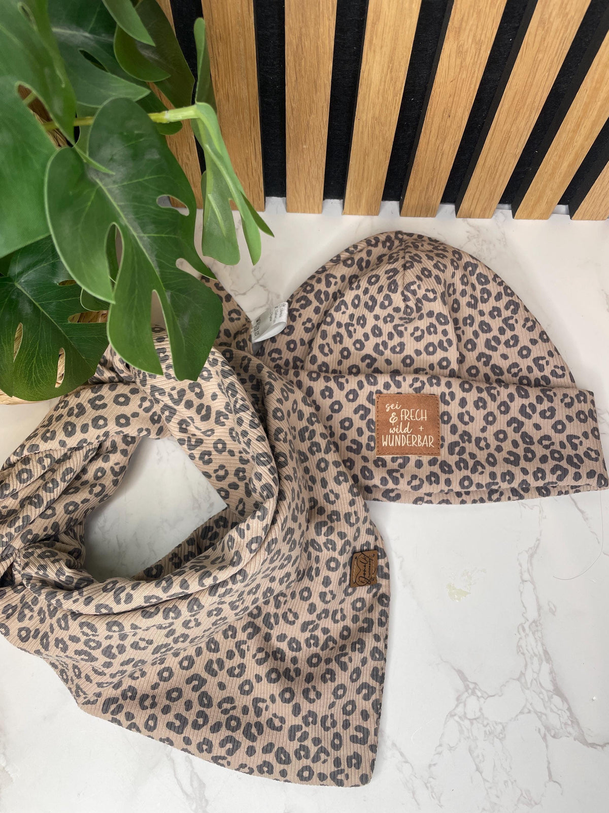 Leo-Set aus Mütze, Stirnband & Tuch – handgemachtes Lieblingsset im Animal Print