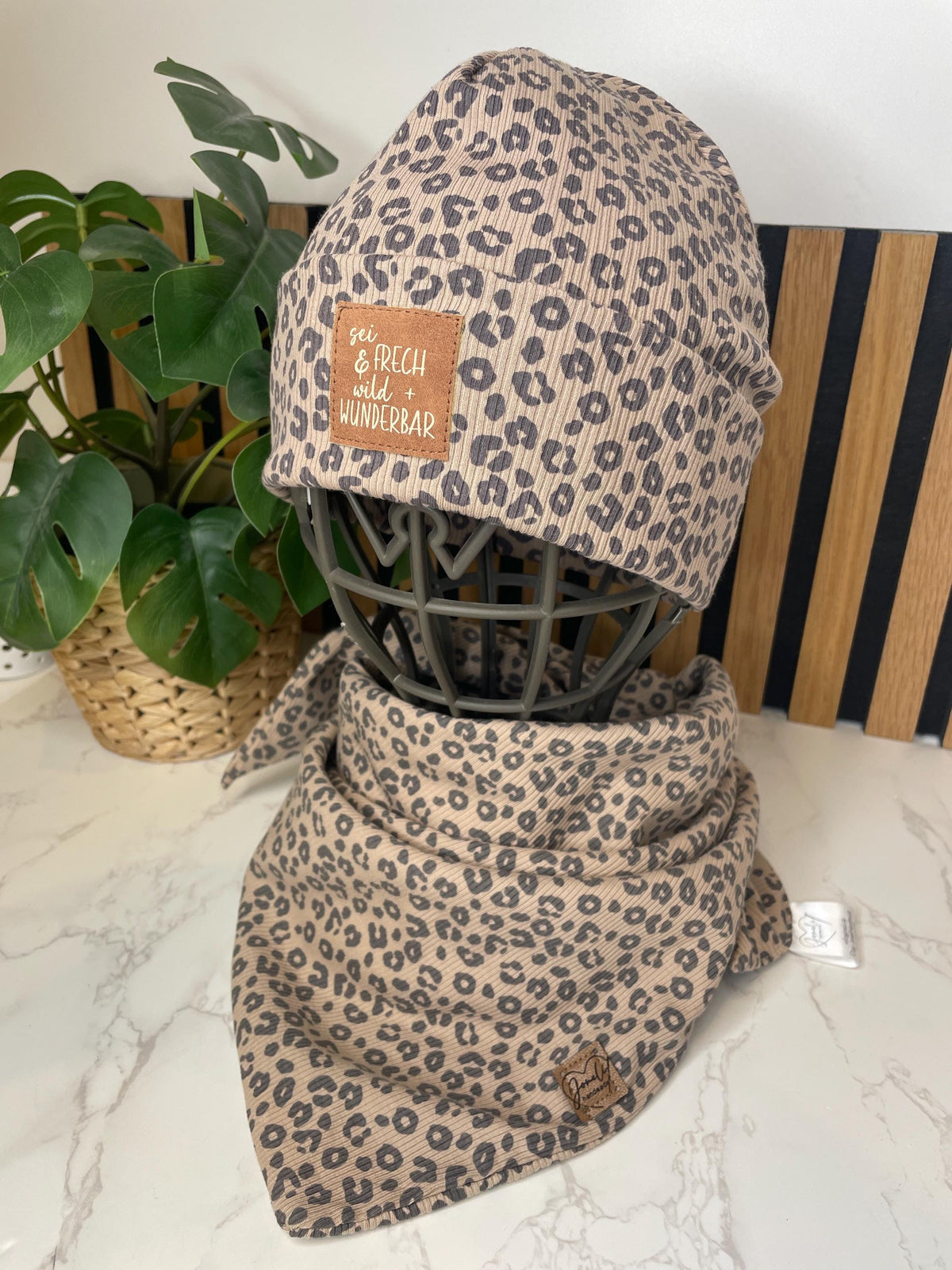 Leo-Set aus Mütze, Stirnband & Tuch – handgemachtes Lieblingsset im Animal Print