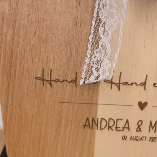 Geschenk zur Hochzeit/ Schneidebrett aus Holz personalisiert mit den Namen und dem Hochzeitsdatum