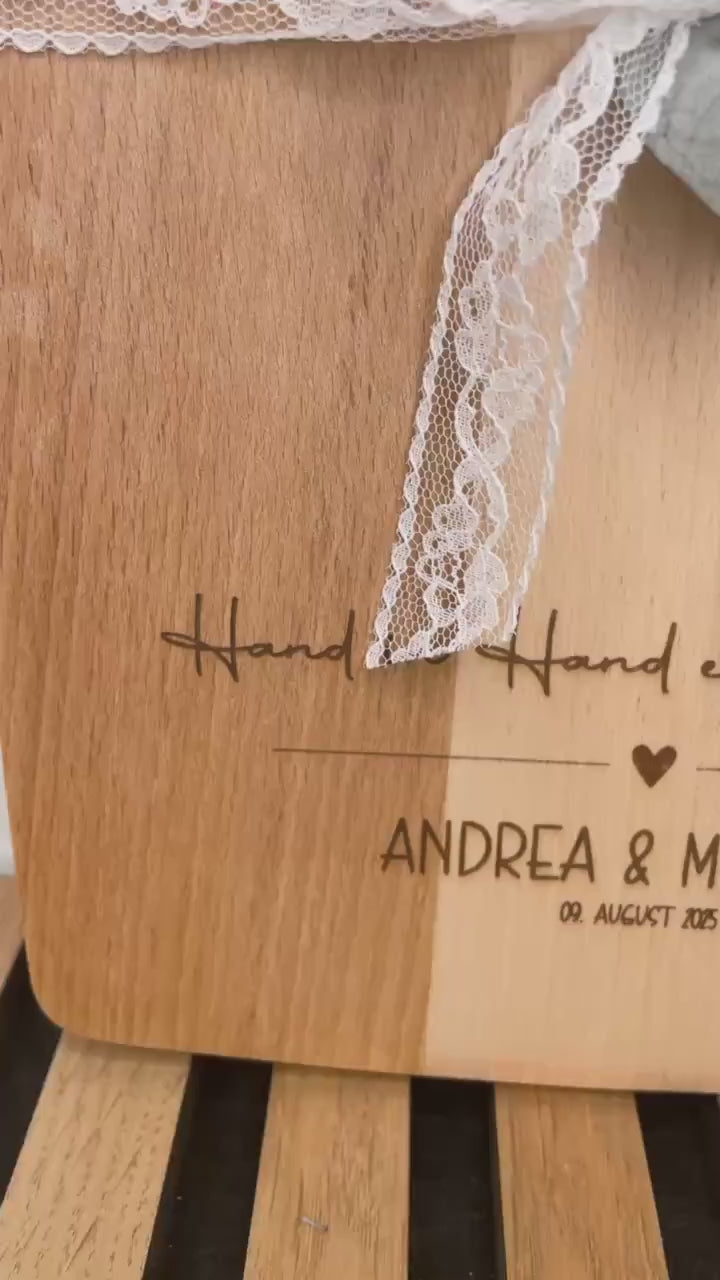 Geschenk zur Hochzeit/ Schneidebrett aus Holz personalisiert mit den Namen und dem Hochzeitsdatum