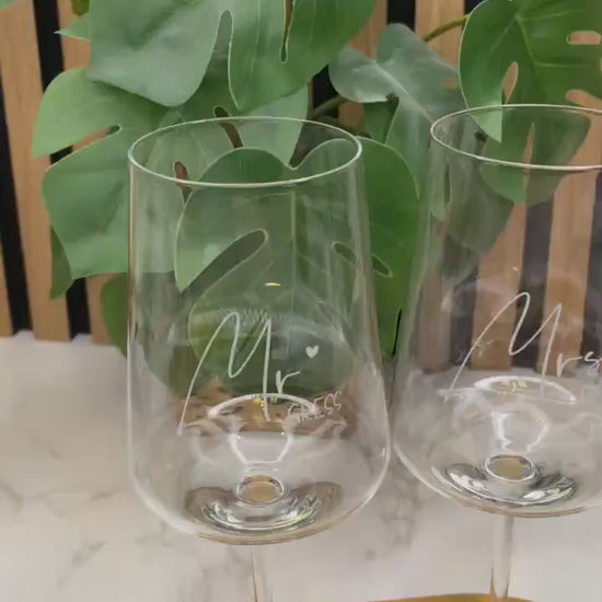 Personalisiertes Hochzeitsgeschenk – Leonardo Weinglas Set mit Gravur & Holztablett