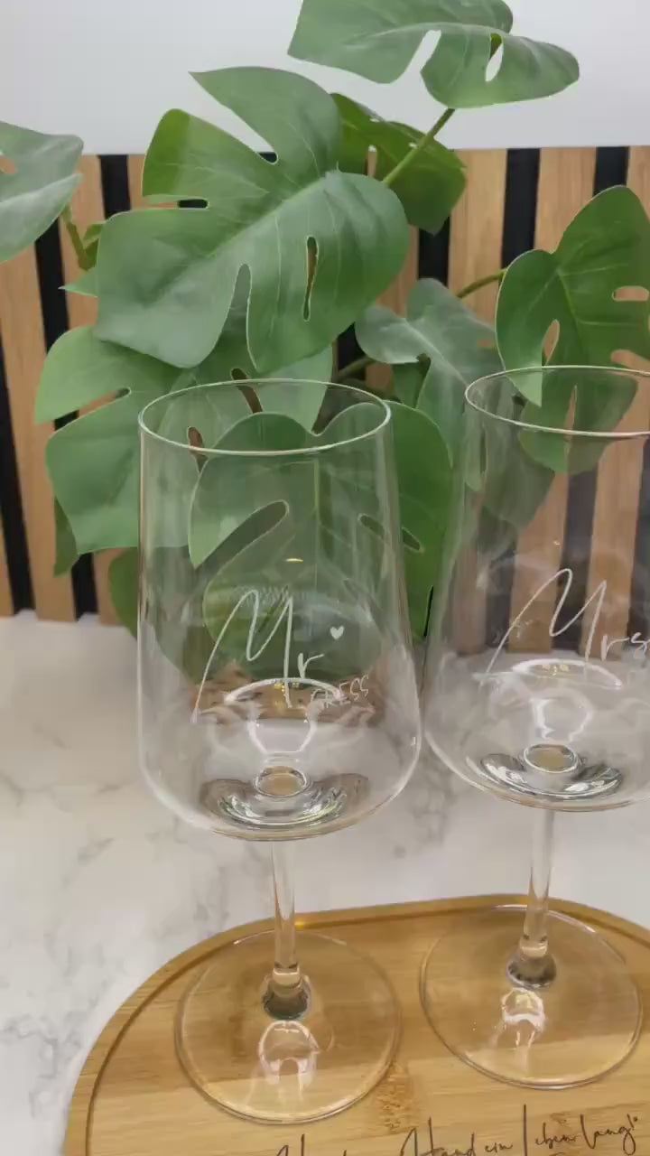 Personalisiertes Hochzeitsgeschenk – Leonardo Weinglas Set mit Gravur & Holztablett