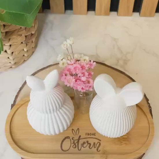 Osterset „Frohe Ostern“ – 2 Osterhasen mit Trockenblumen & graviertem Tablett | Handgegossen aus Raysin / Ostergeschenk / Osterdeko